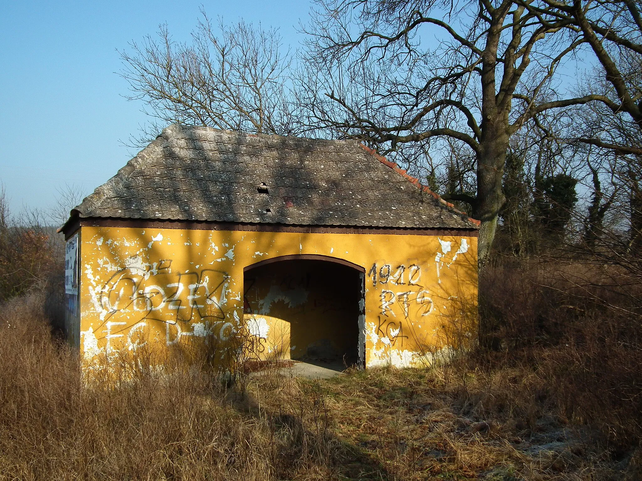 Photo showing: Teren dawnego cmentarza ewangelickiego w Kosinie pod Drezdenkiem. Dawna kaplica lub grobowiec.
