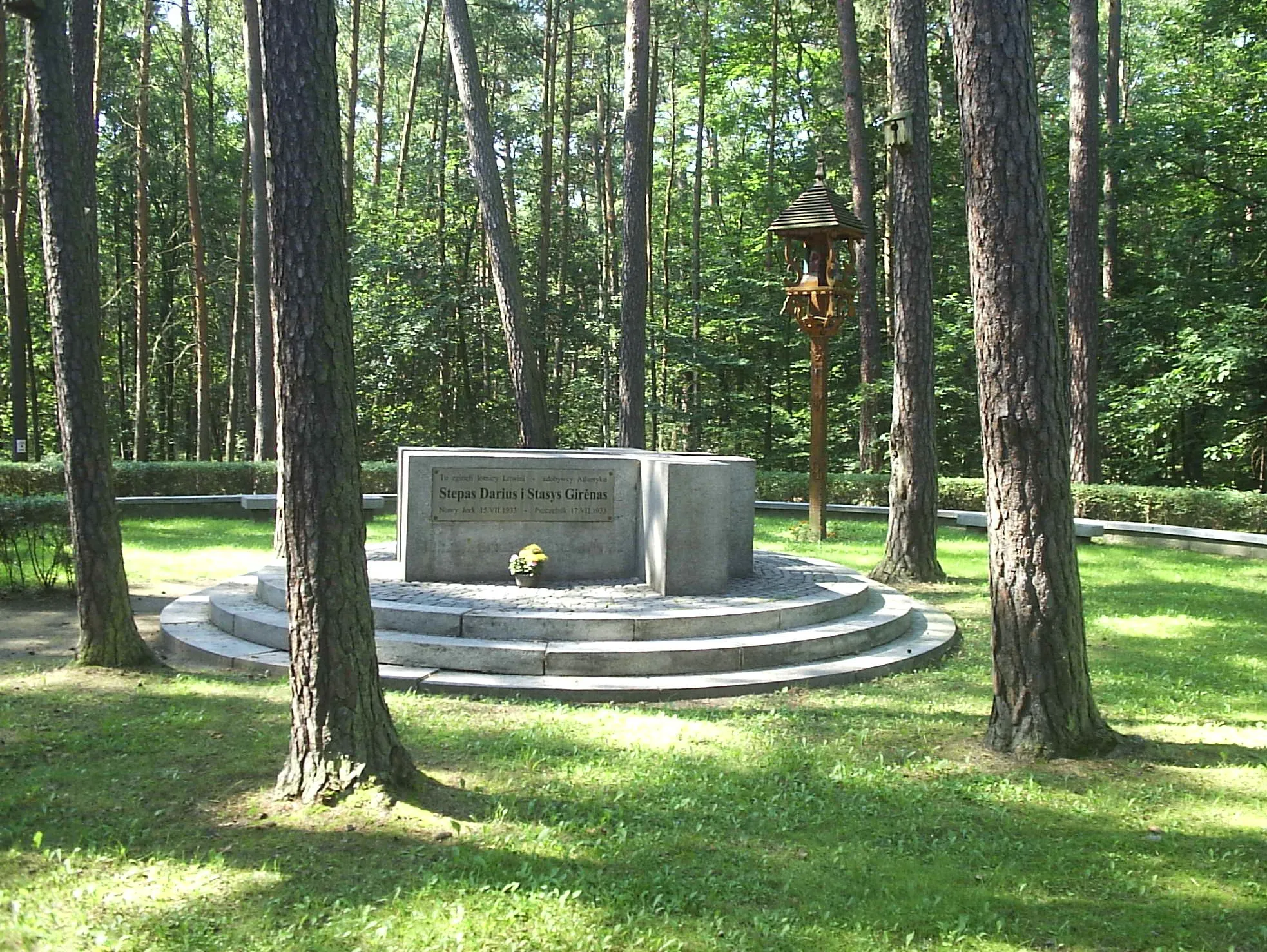 Photo showing: Monument marking the crash site near Pszczelnik, Poland