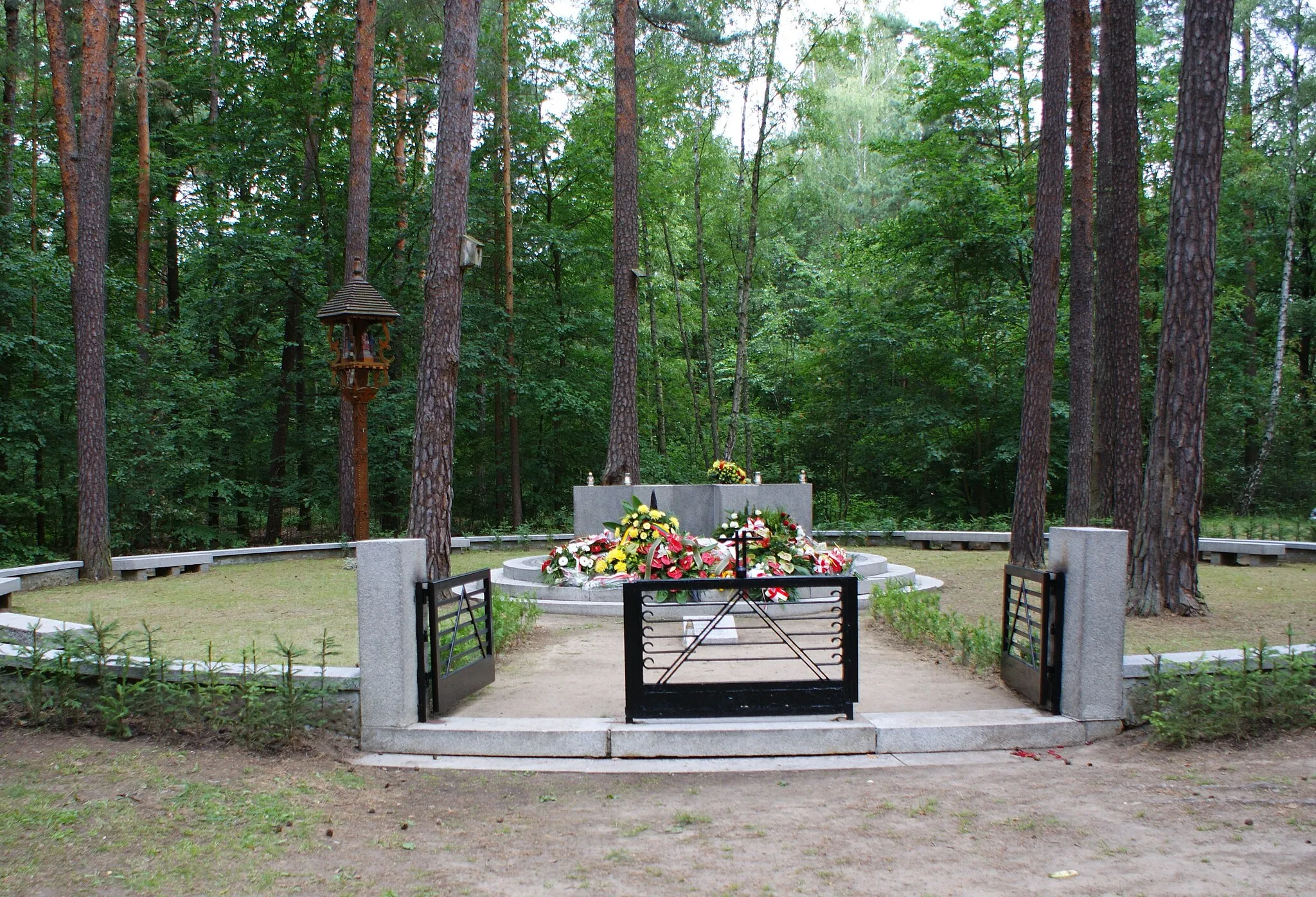 Photo showing: Monument marking the crash site of Lithuanian transatlantic flayers in Pszczelnik, NW Poland