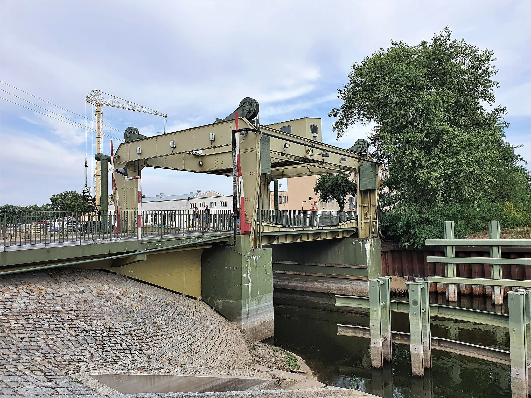 Photo showing: Nowa Sól (Dolní Slezsko). Zvedací most nad přístavním kanálem z 1. pol. 20. století; technická památka.