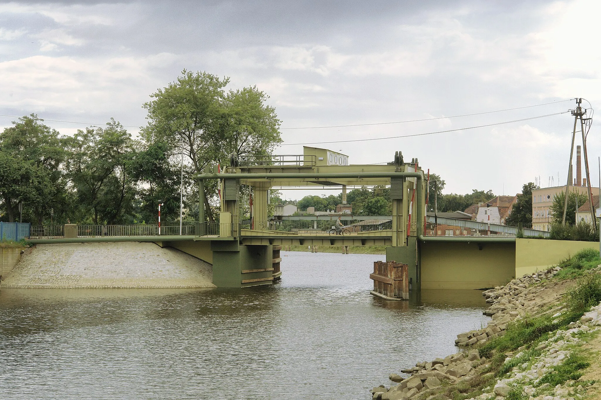 Photo showing: The vertical-lift bridge in Nowa Sól, Poland