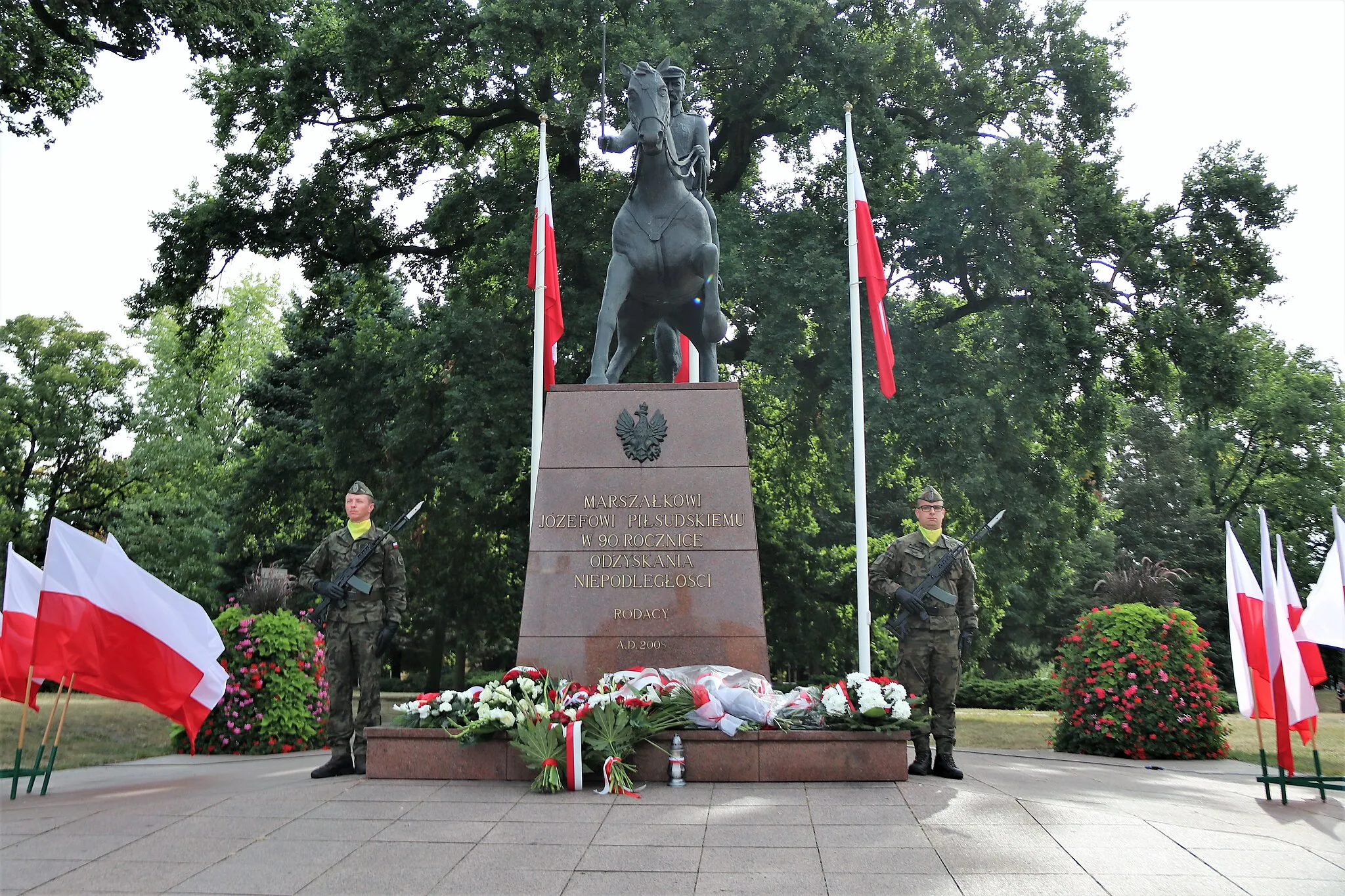 Photo showing: Wojewódzkie obchody Święta Wojska Polskiego współorganizowane przez Wojewodę Lubuskiego i 11 Lubuską Dywizję Kawalerii Pancernej odbyły się w Strzelcach Krajeńskich.
Tegoroczne obchody rozpoczęły się od złożenia przez wojewodę kwiatów pod obeliskiem „W hołdzie patriotom walczącym o wolną Polskę w setną rocznicę odzyskania niepodległości”. Obelisk ustawiono w 100. Rocznicę odzyskania niepodległości przez Polskę przed budynkiem Lubuskiego Urzędu Wojewódzkiego w Gorzowie Wielkopolskim.

Następnie wojewoda Władysław Dajczak wraz z delegacjami upamiętnił marszałka Józefa Piłsudskiego składając kwiaty i znicze pod jego pomnikiem.