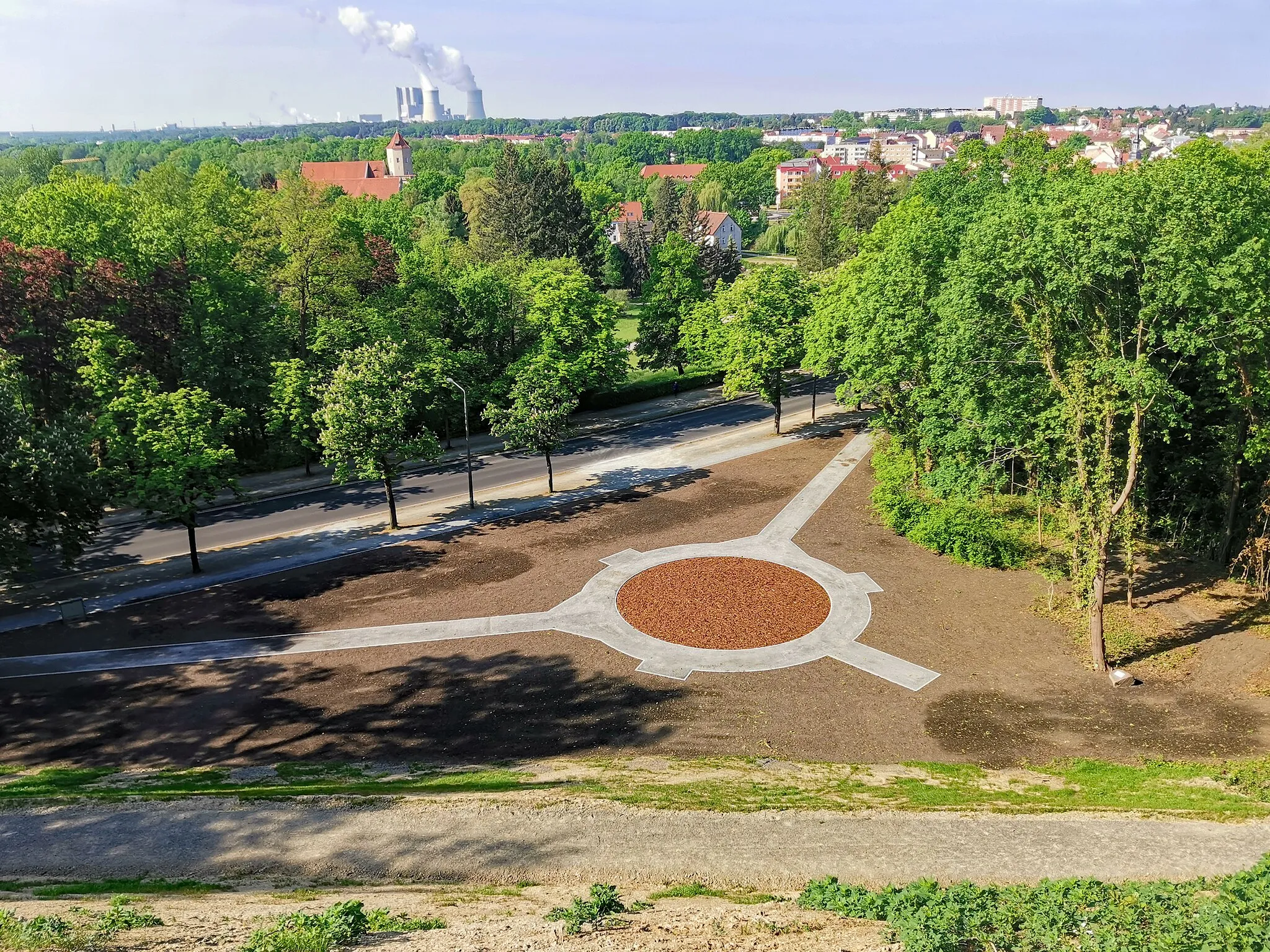 Photo showing: Wiederhergestelltes Blumenrondell am Fuße des sanierten Hang des Georgenberges in Spremberg. Im Hintergrund ist das Schloss Spremberg und das Kraftwerk Schwarze Pumpe zu erkennen.