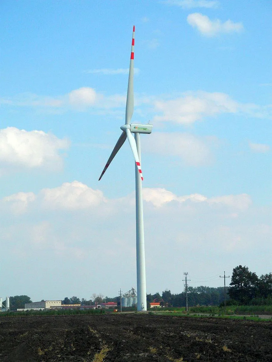 Photo showing: Jedna z wież wiatrowych z farmy "Bystra". Wys. 78 m, moc zamontowanego generatora GAMES G 90 to 2 MW.