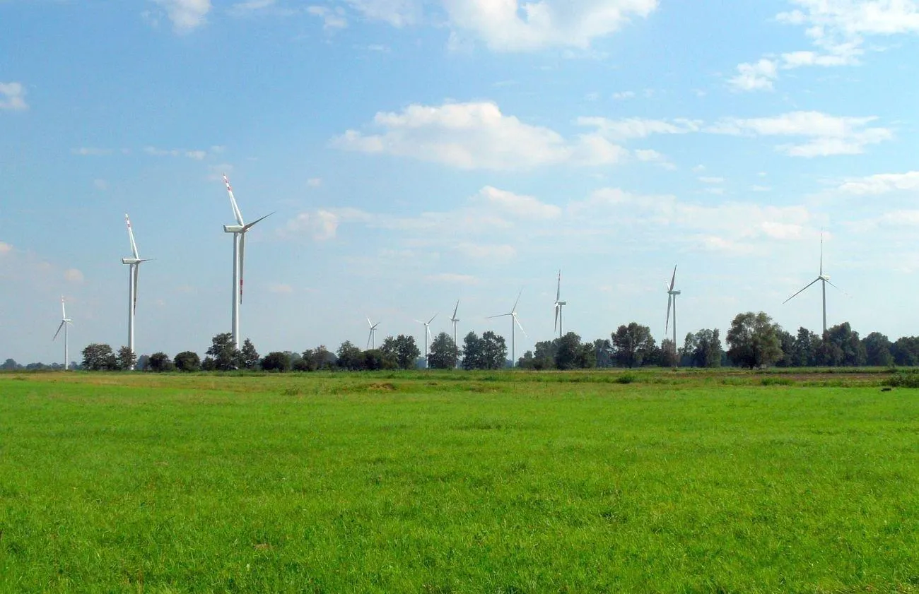 Photo showing: Wiatraki na farmie wiatrowej, na polach pomiędzy Bystrą a Dziewięcioma Włókami.