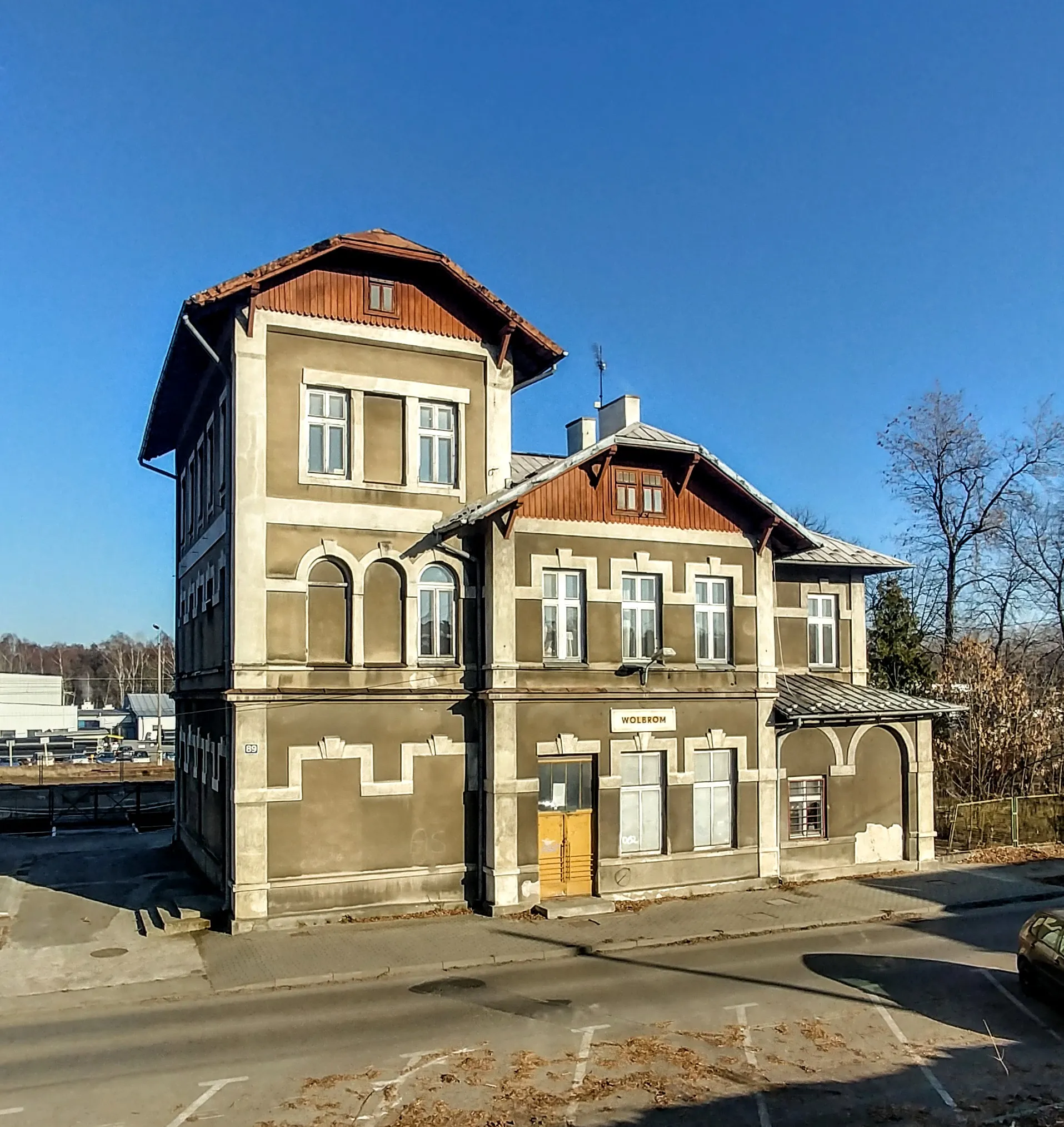 Photo showing: Inactive train station in Wolbrom.