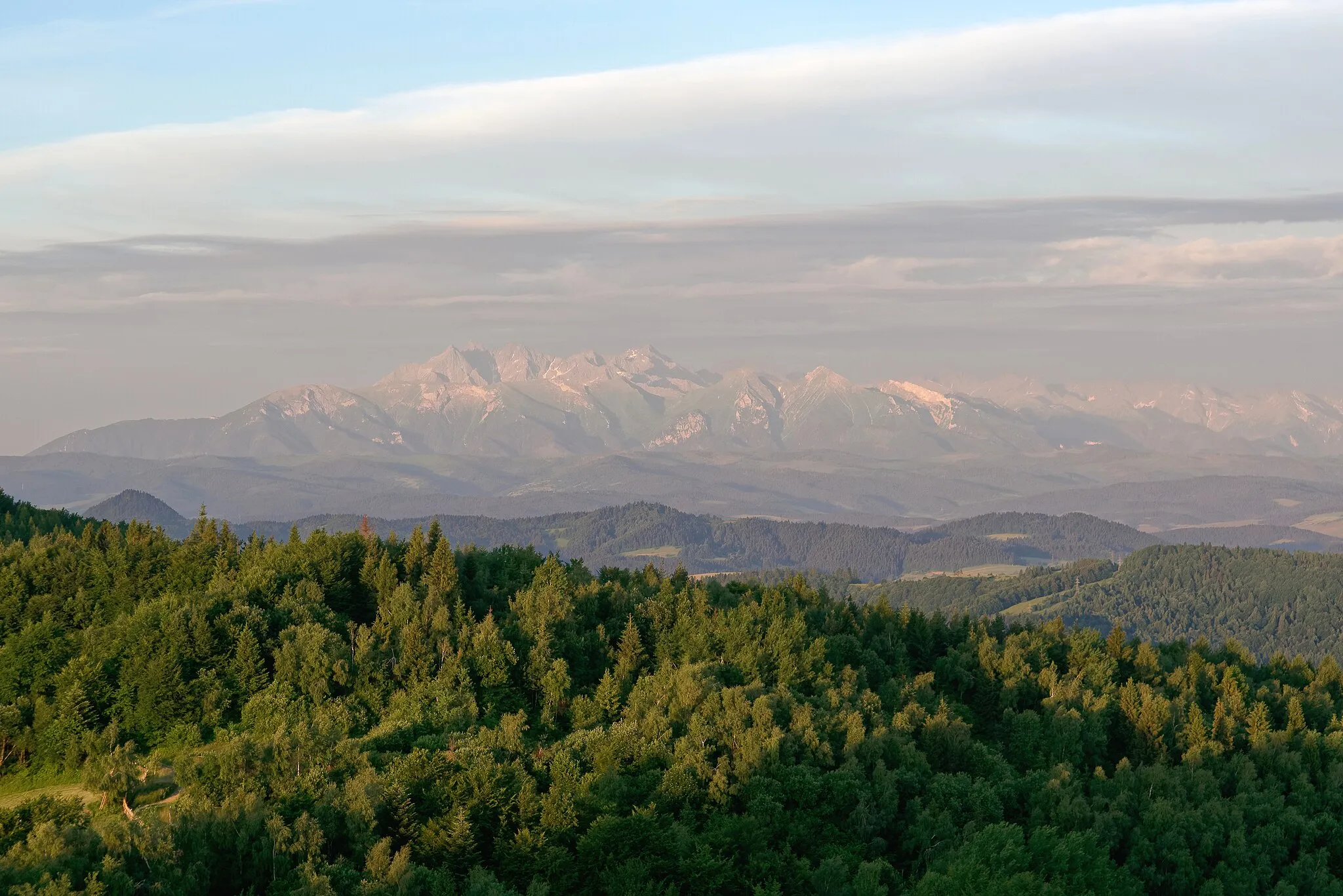 Photo showing: View of Tatra Mountains from Koziarz peak in Beskid Sądecki mountains, after sunrise
