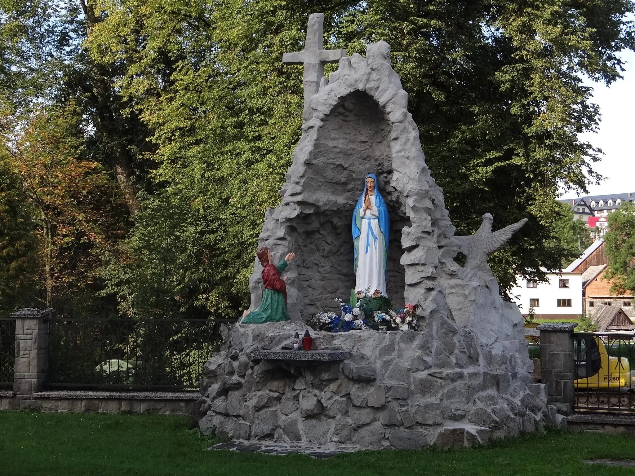 Photo showing: Grota Matki Boskiej przy kościele w Klikuszowej