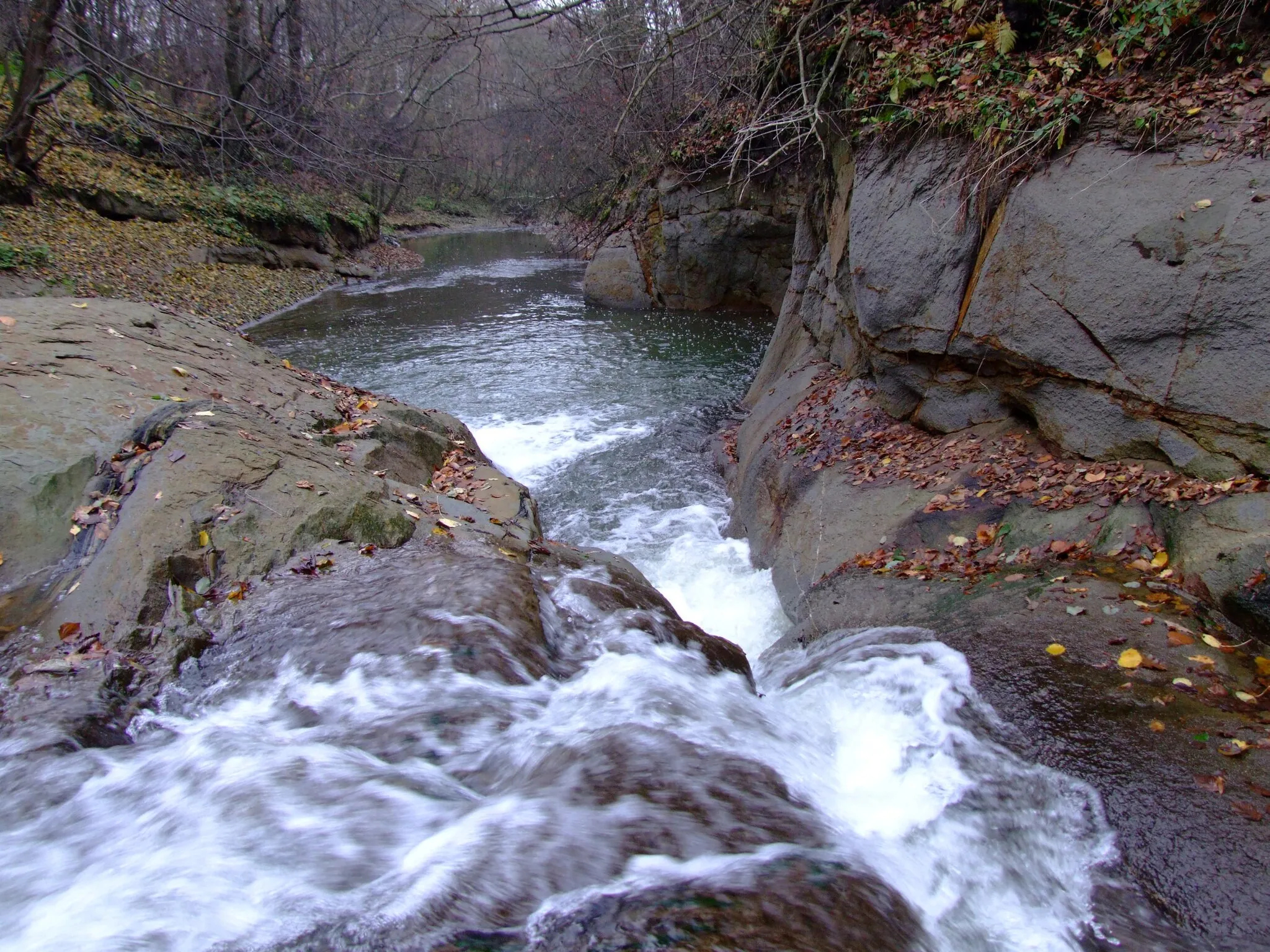 Photo showing: Skałki na rzece w Rdzawie