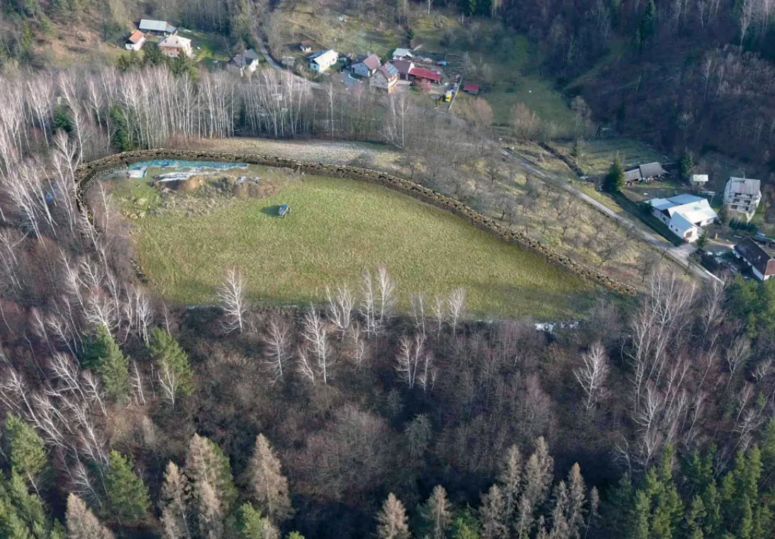 Photo showing: Zyndram's Hill, Poland, reconstruction of Early Bronze Age stone fortification wall