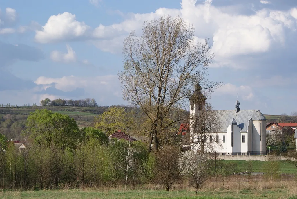 Photo showing: Widok na kościół w Kwaczale