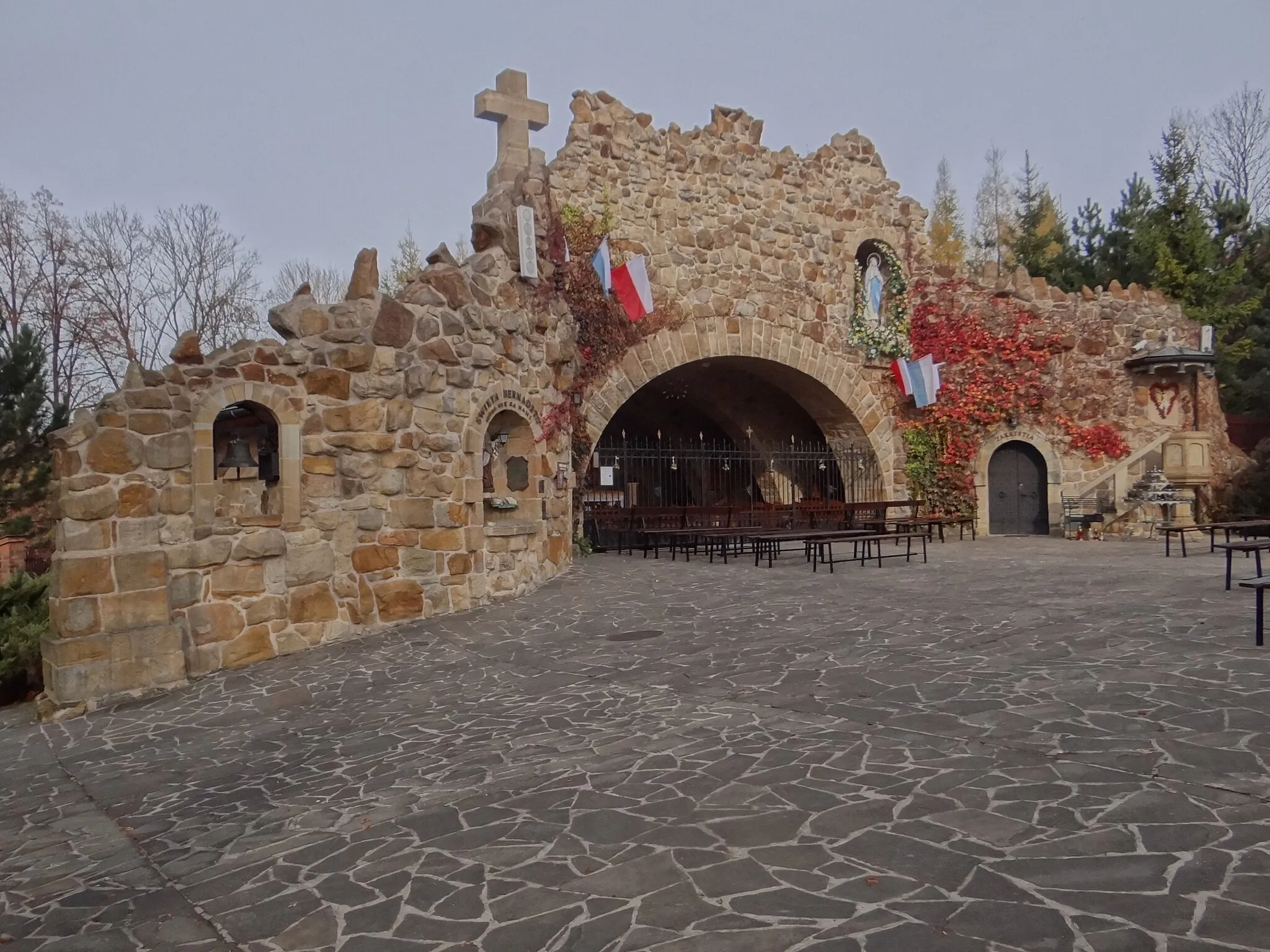 Photo showing: Grota Matki Bożej z Lourdes w Porąbce Uszewskie