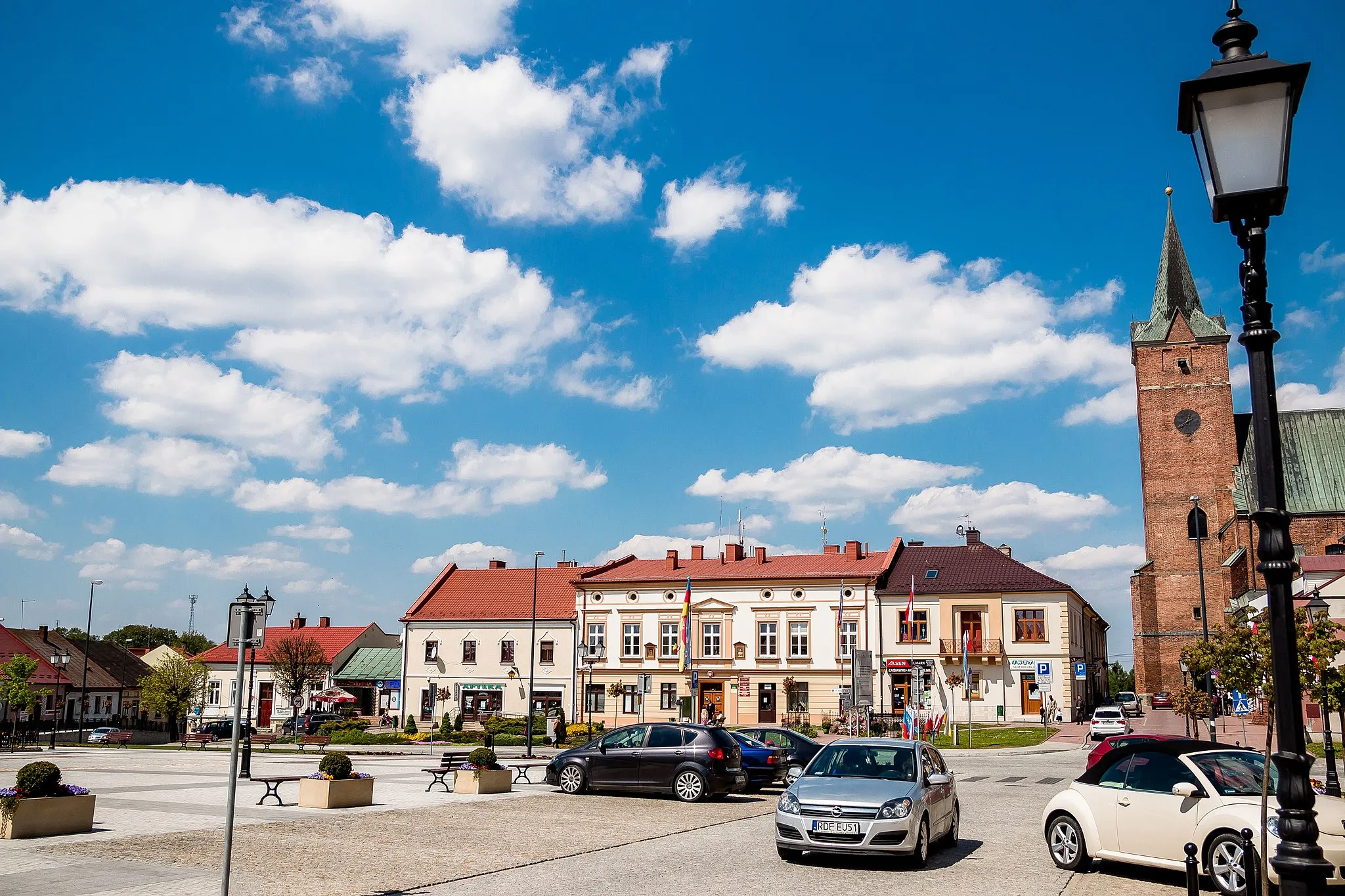 Photo showing: Rynek od strony północnej. Widok na kościół parafialny pw. św. Jana Chrzciciela.