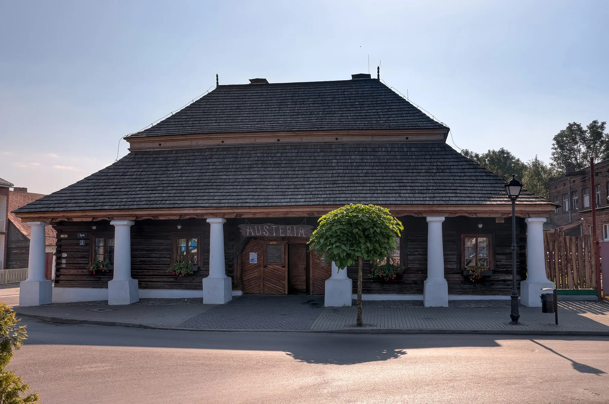 Photo showing: Budynek dawnej karczmy zwanej Austerią, drewniany, z podcieniem, wzniesiony w 1771 r w Sławkowie