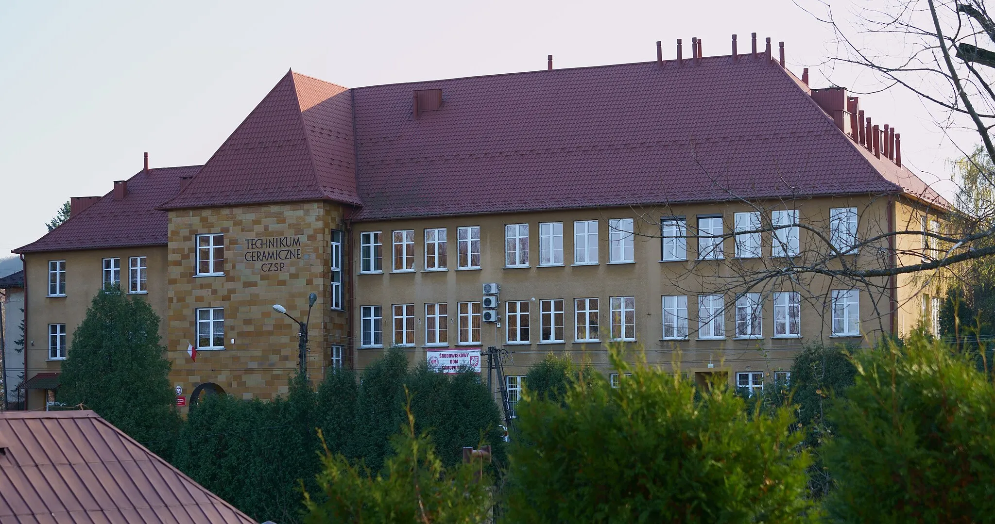 Photo showing: Łysa Góra gmina Dębno. Dawne technikum ceramiczne. Obecnie (2021) Środowiskowy dom samopomocy