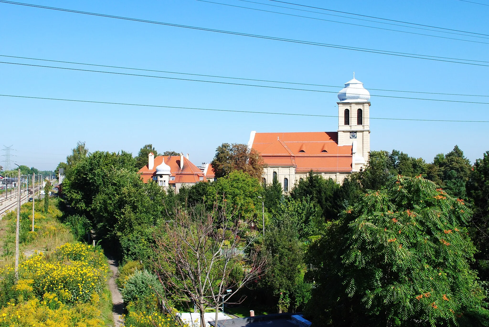 Photo showing: Katowice - Dąbrówka Mała. Aleja Roździeńskiego. Widok na kościół św. Antoniego z Padwy