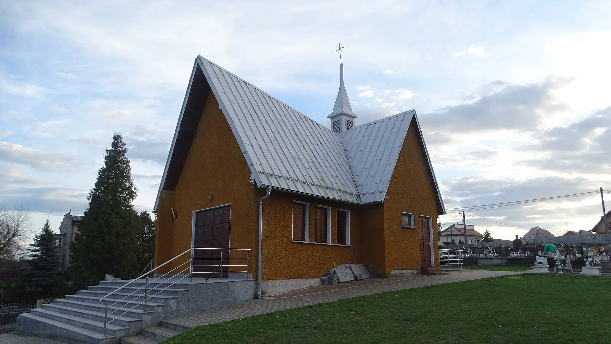 Photo showing: Brzeźnica – Kaplica cmentarna na cmentarzu parafialnym