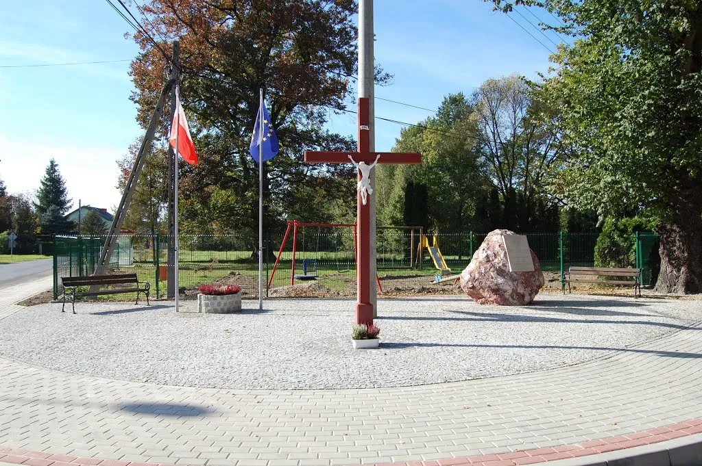 Photo showing: Plac i obelisk ku czci i pamięci ofiar I i II wojny światowej mieszkańców Bucza