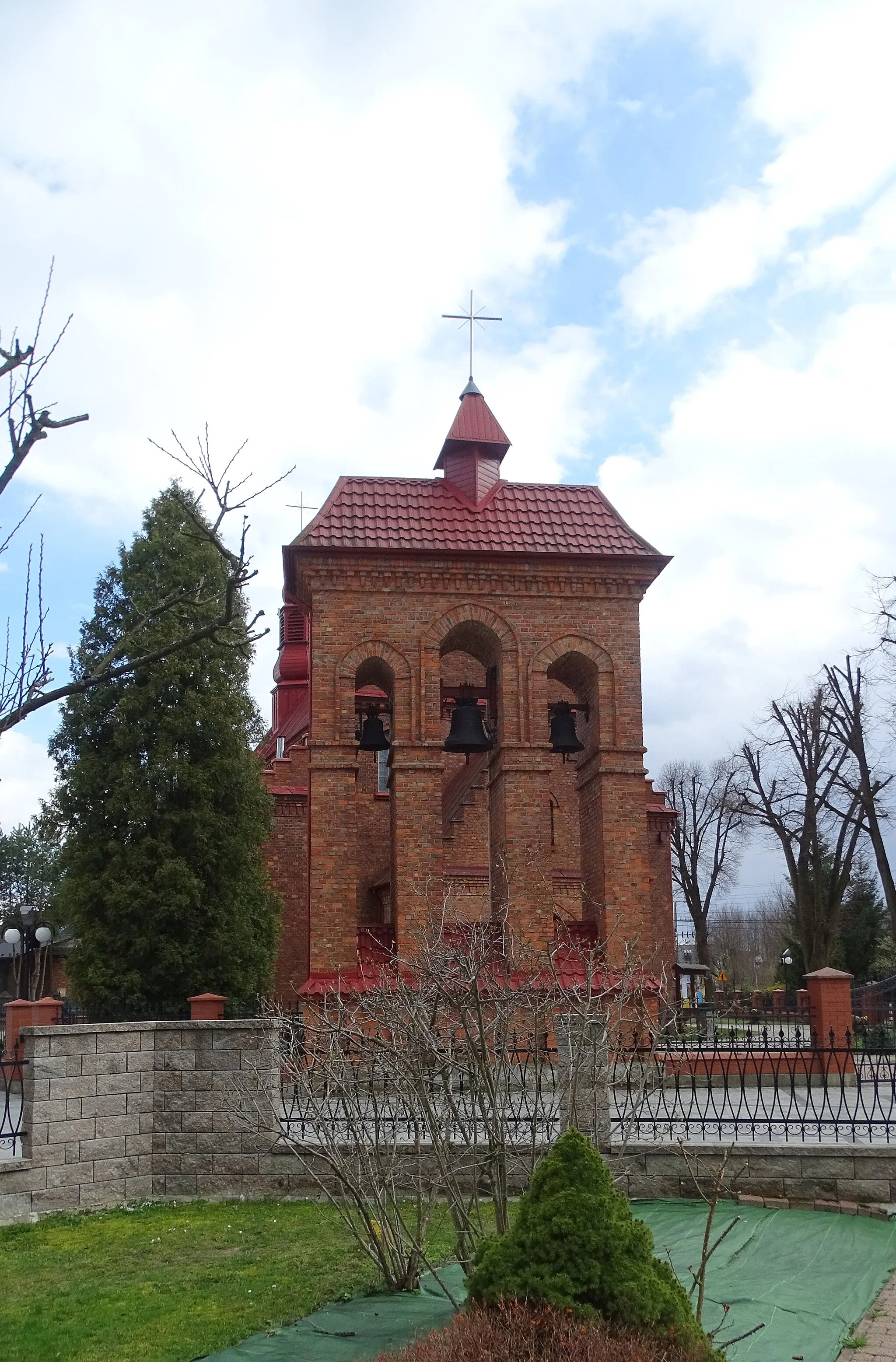 Photo showing: Dzwonnica przed kościołem MB Nieustającej Pomocy w Buczu