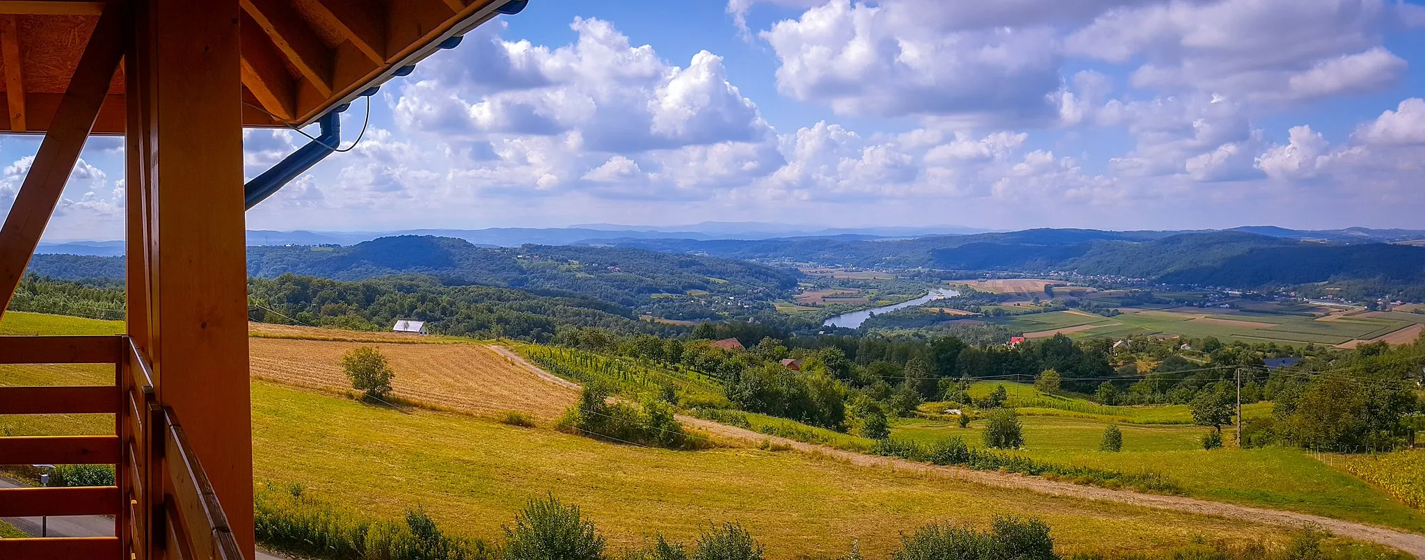 Photo showing: Dolina Dunajca i Pogórze Karpackie widziane z wieży widokowej w Dąbrówce Szczepanowskiej