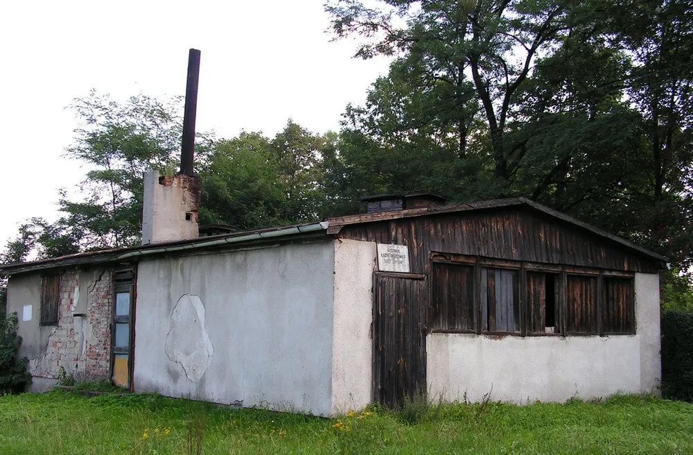 Photo showing: Bath in a Jawischowitz camp - a sub-camp of Auschwitz. Caution! Currently the building was renovated, this photo images the situation from 2006.