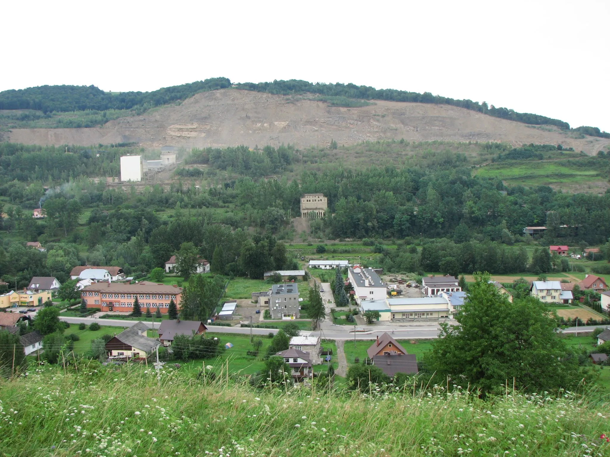 Photo showing: widok na wieś Klęczany i kamieniołom na południowym zboczu Białowodzkiej Góry (Rozdziele).