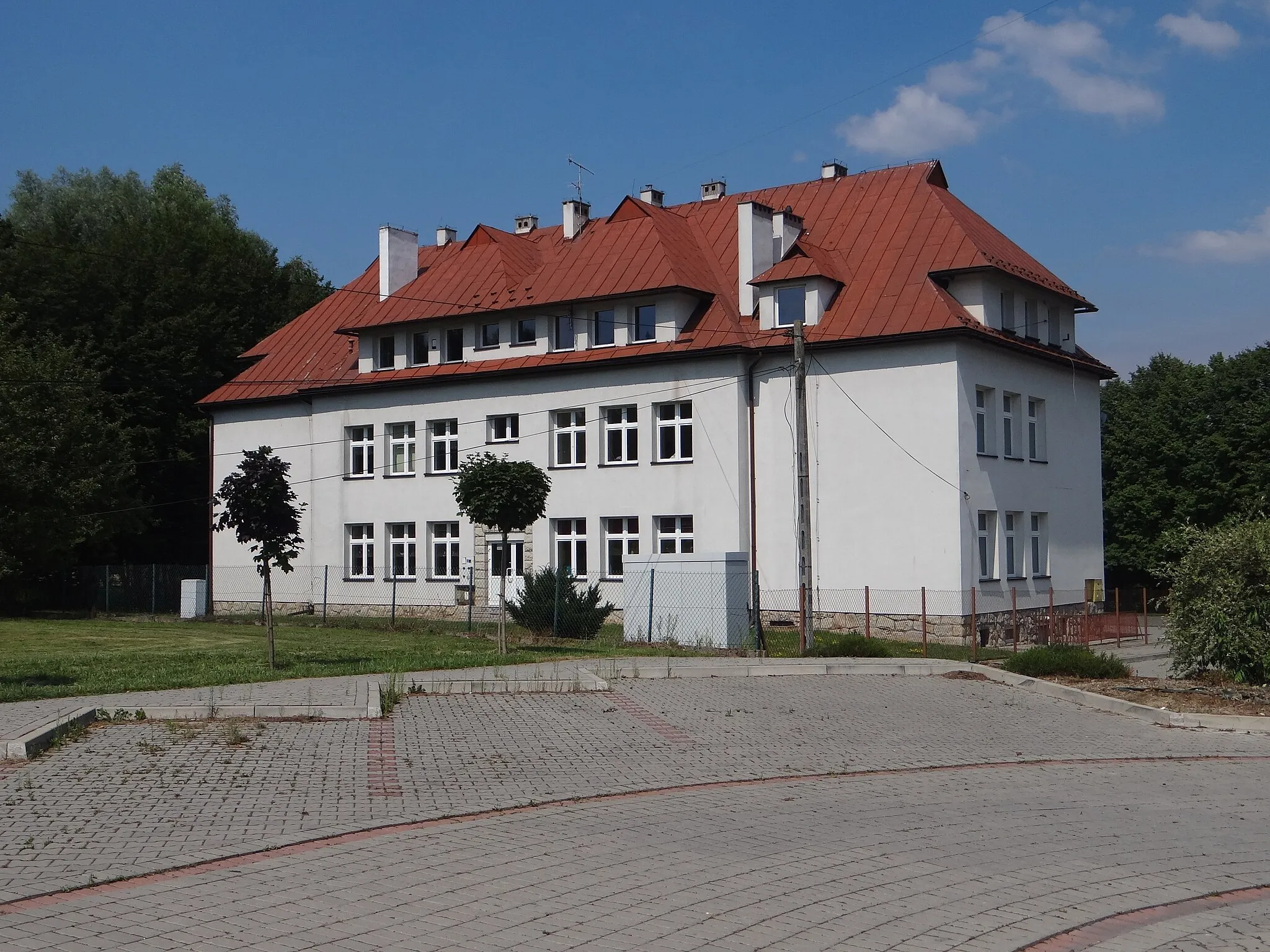 Photo showing: Szkoła w Kątach