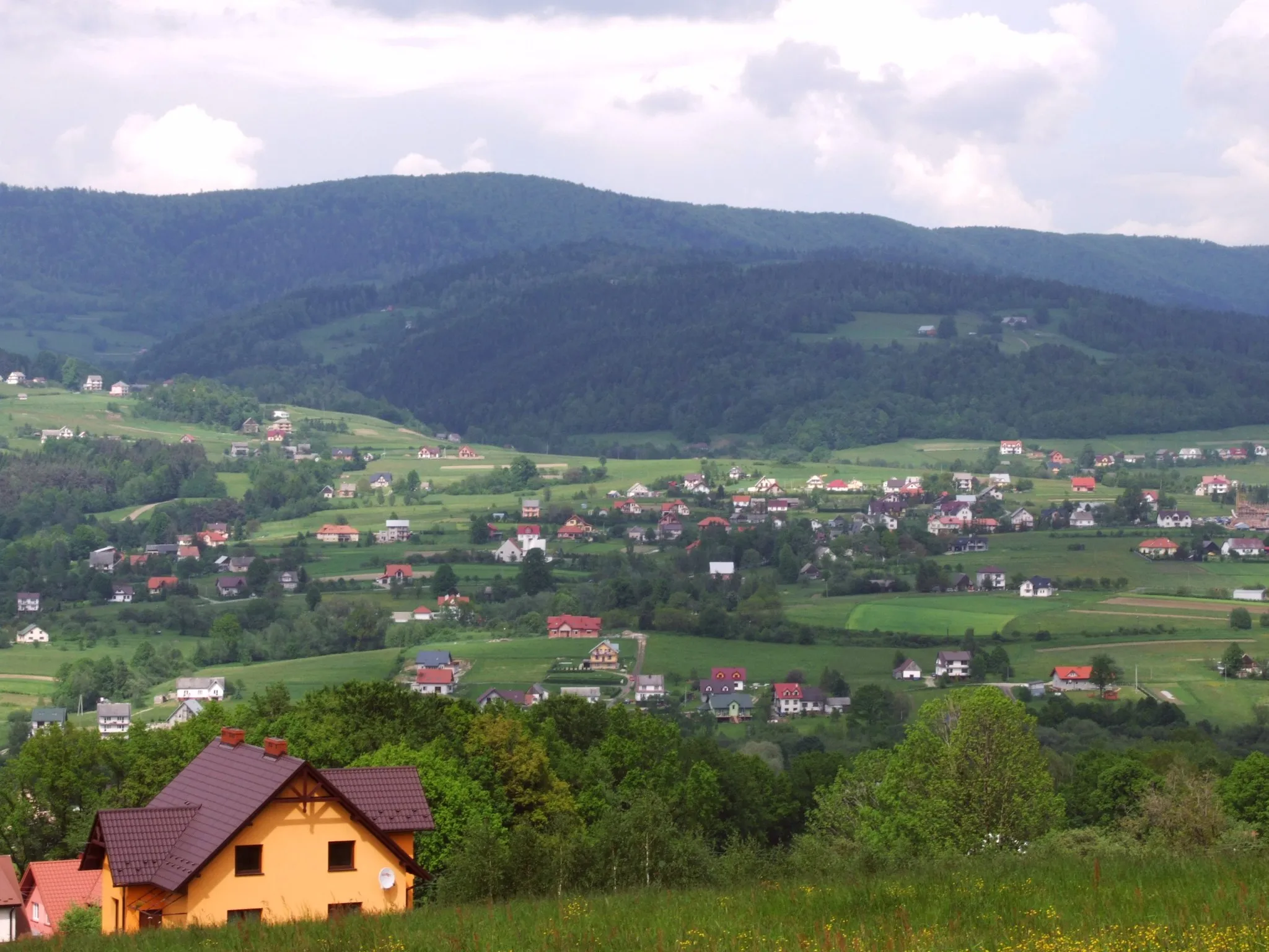 Photo showing: Widok z Jabłońca koło Limanowej na Jaworz w Paśmie Łososińskim. Na dole miejscowość Mordarka