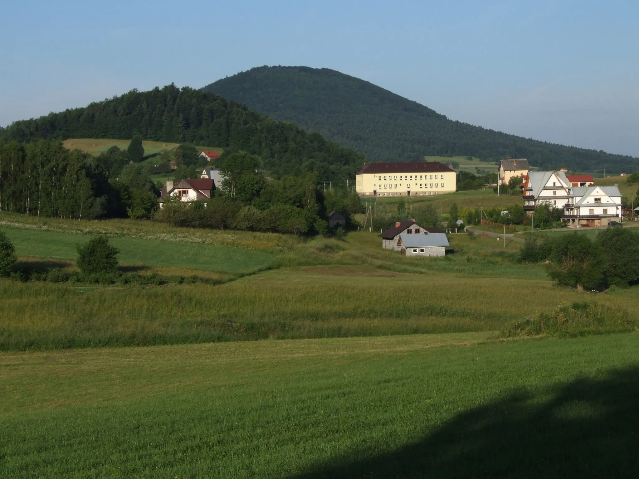 Photo showing: Widok od północnej strony na górę Kostrza i Nowe Rybie