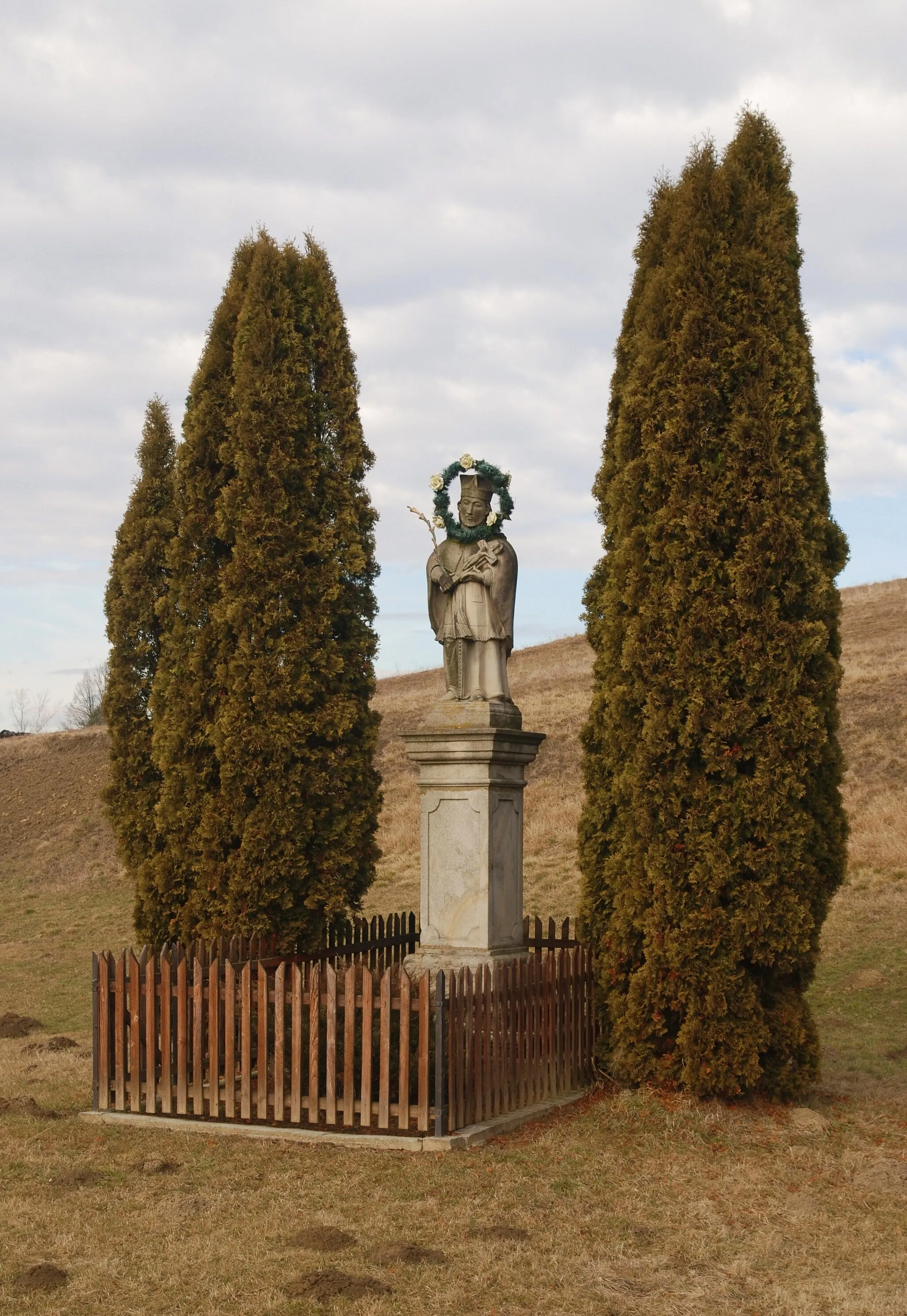 Photo showing: Kamienna figura św. Jana Nepomucena z 1823 roku w Ołpinach