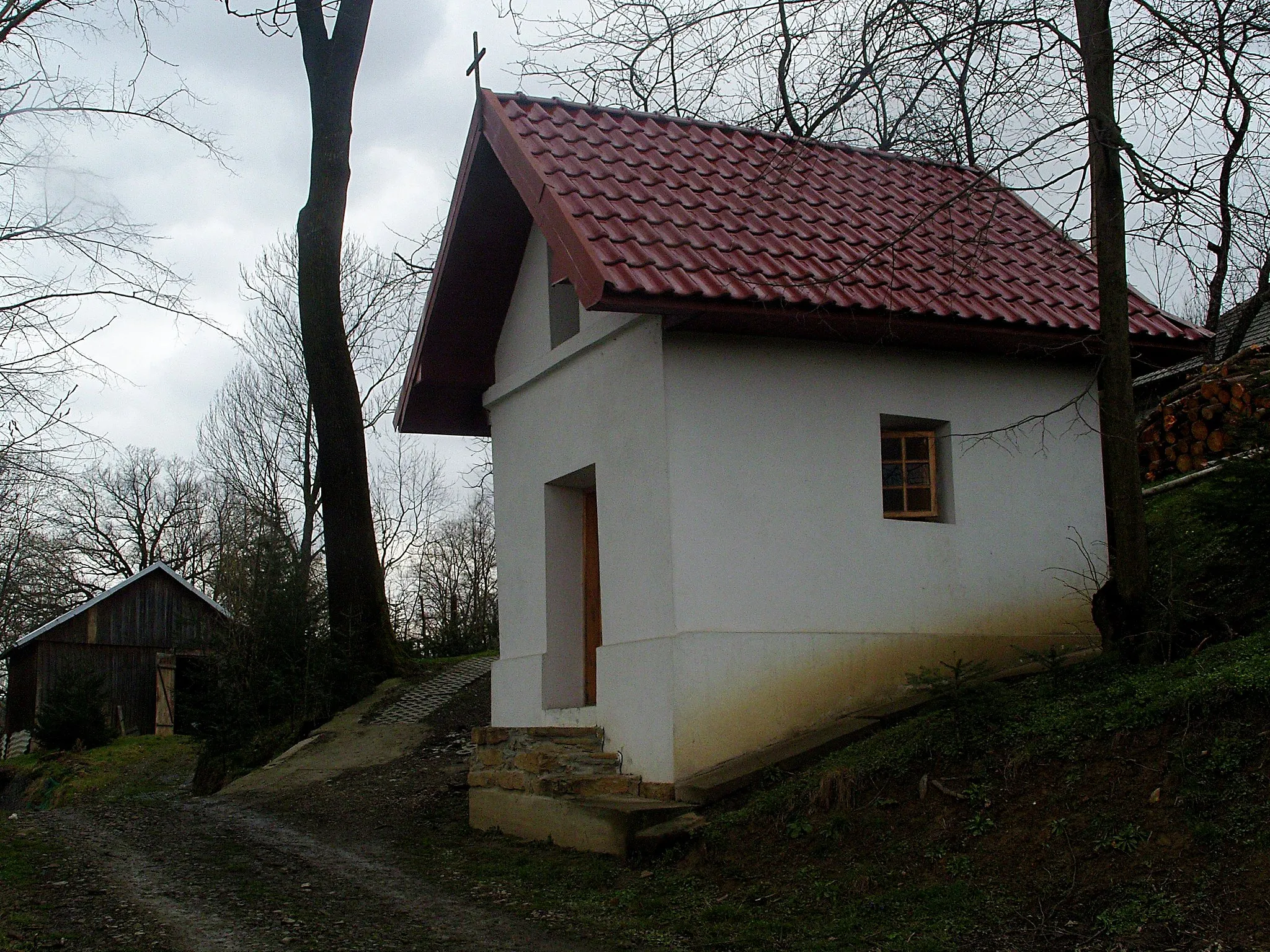 Photo showing: Kapliczka Trójcy Świętej z około 1850 roku w Racławicach koło Biecza