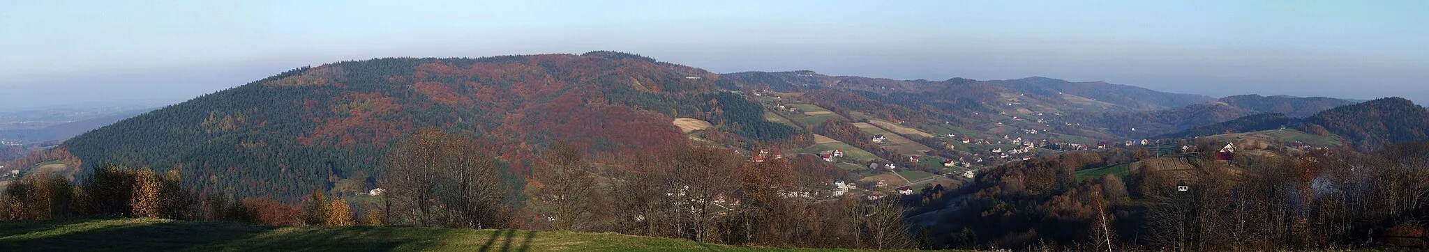 Photo showing: Łopusze, Kobyła, Jastrząbka oraz wieś Rozdziele. Widok ze stoków Kamionnej