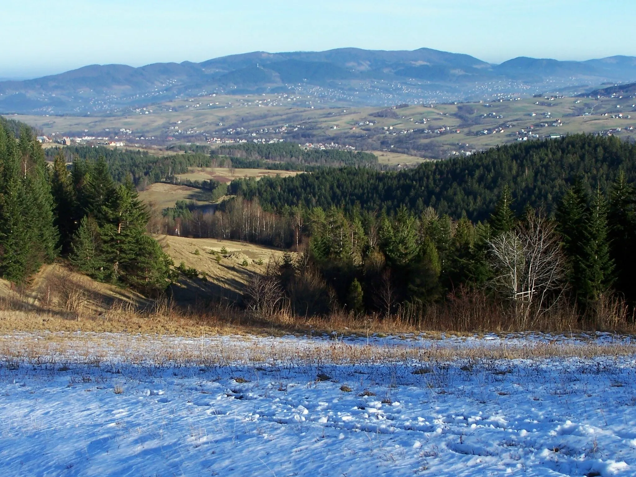 Photo showing: Słopnice, view from Mogielica. Widok ogólny z Mogielicy. W głębi Łososińskie Pasmo.