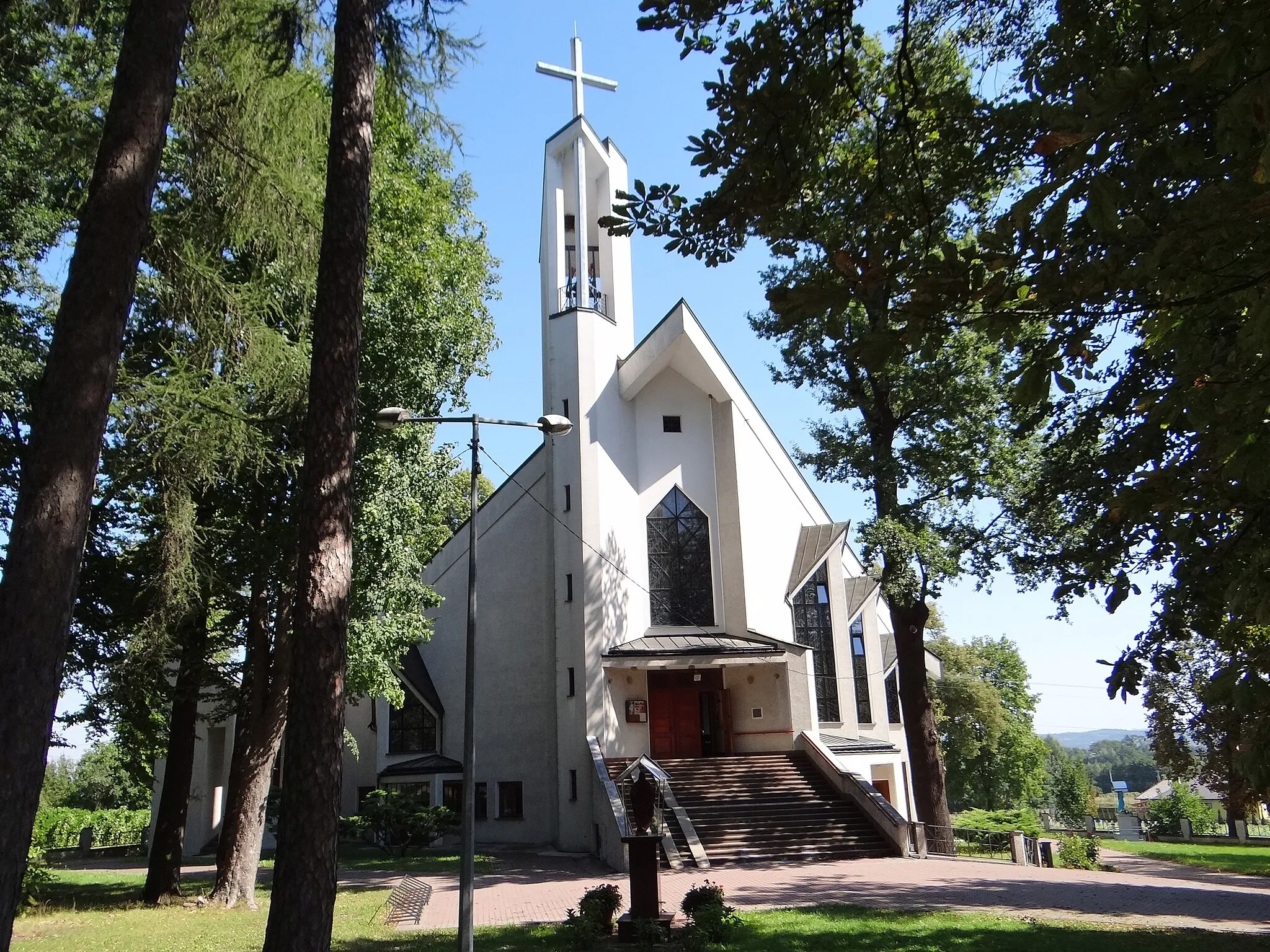 Photo showing: Wielka Wieś - rzymskokatolicki kościół parafialny pw. Podwyższenia Krzyża Świętego, 1985-1993