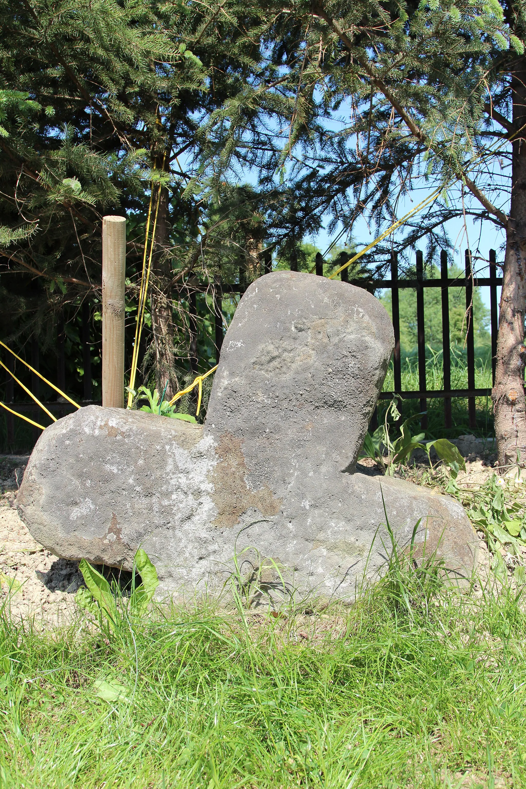 Photo showing: Stone cross in Bachowice.