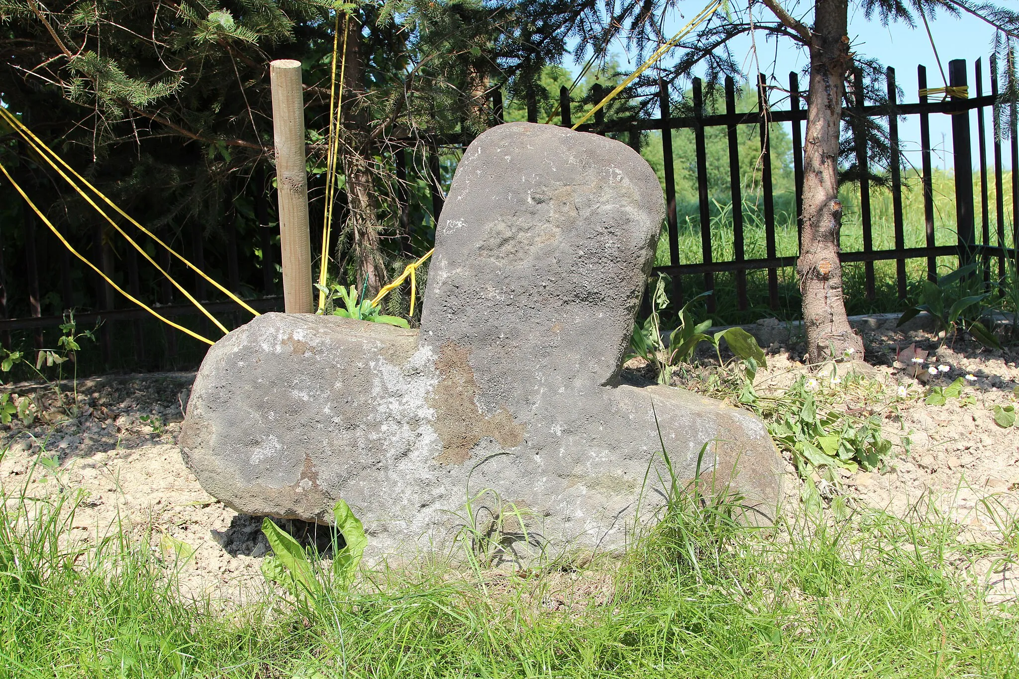 Photo showing: Stone cross in Bachowice.