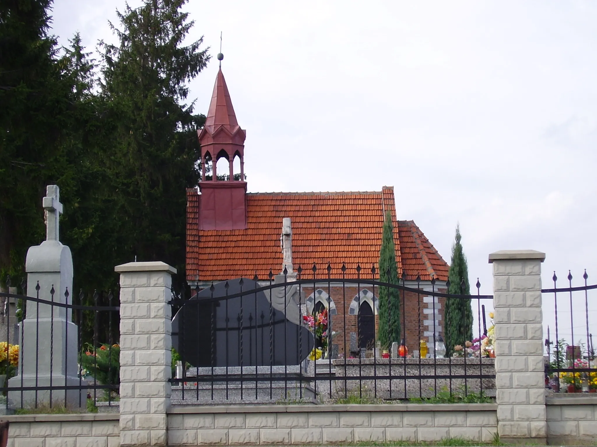 Photo showing: chapel in cemetery in Rzezawa (Poland)