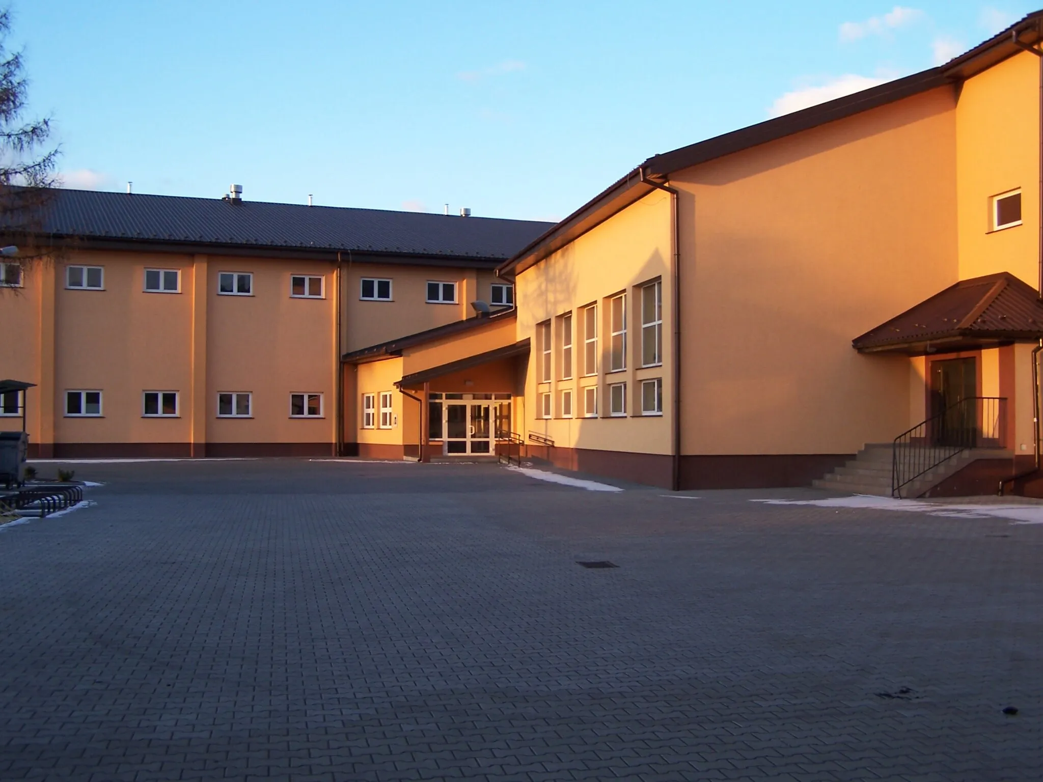 Photo showing: Kłaj, nowa i stara sala gimnastyczna w zespole szkół ( podstawówka i gimnazjum )