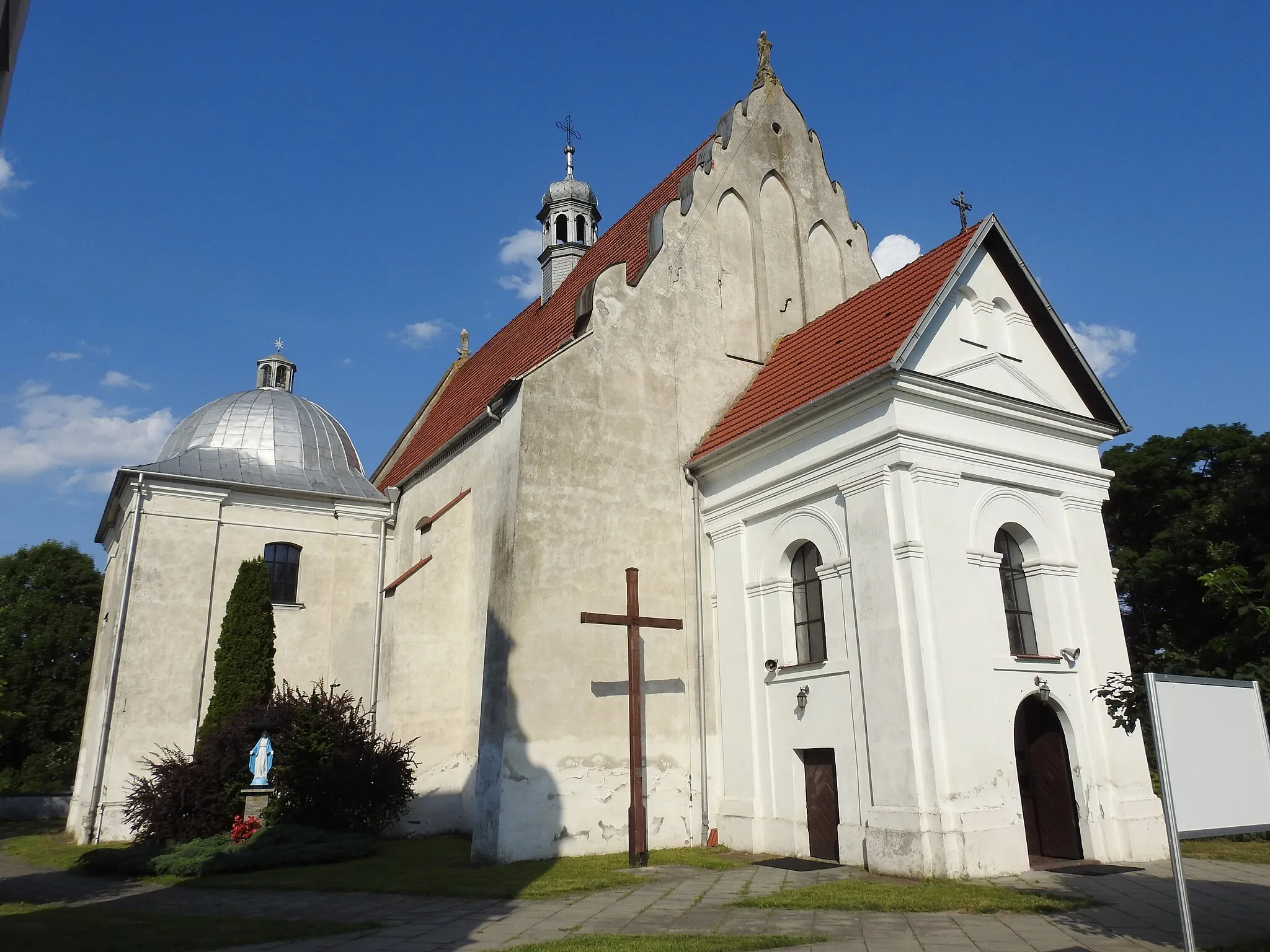 Photo showing: Opatowiec, 6 Kościelna Street, July 9, 2023: Gothic post-Dominican church of st. James the Elder Apostle, erected at the end of the 15th century, with an added, covered dome with a lantern, the Rosary Chapel.