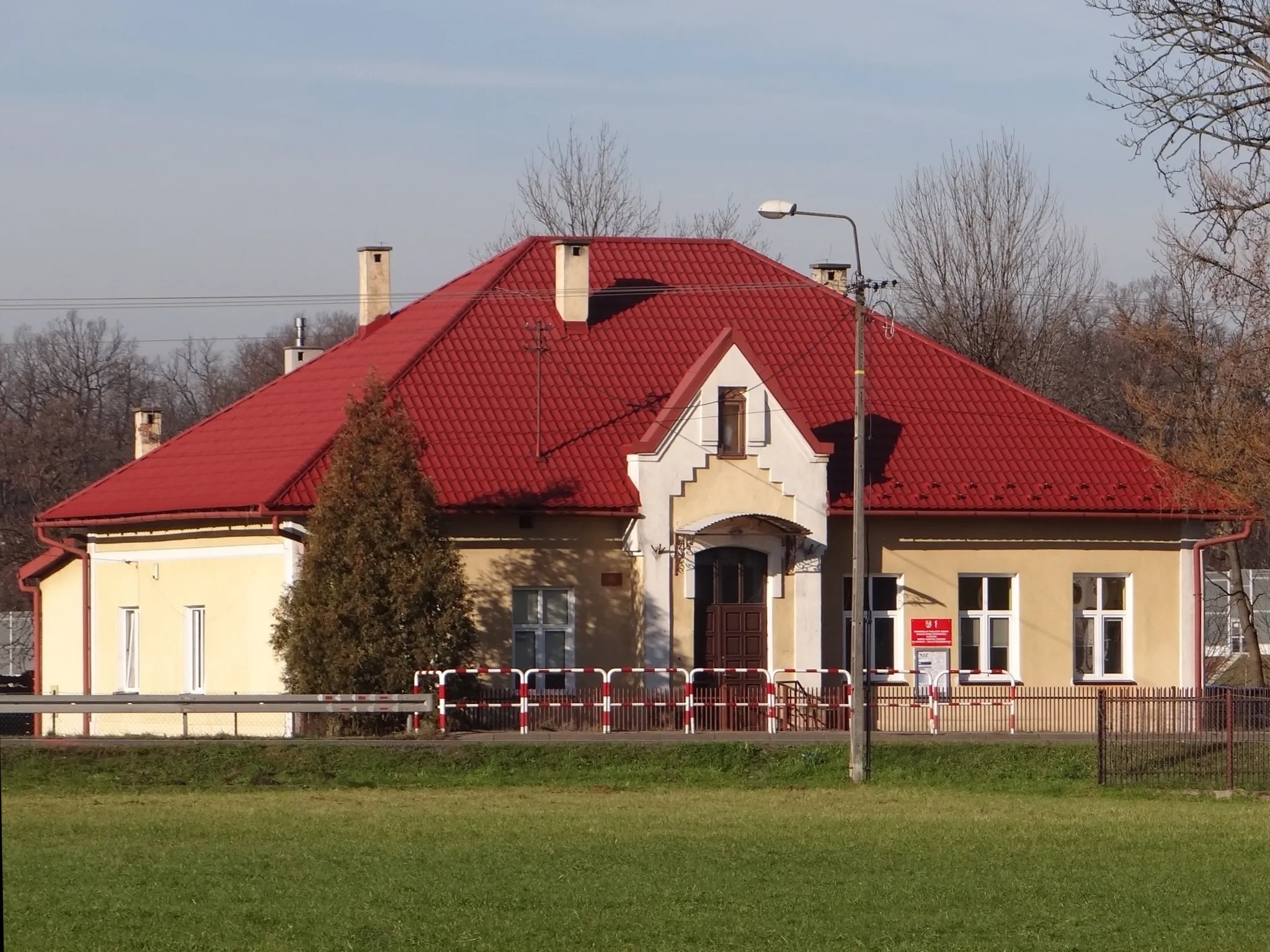 Photo showing: Proszówki. Przychodnia NFZ