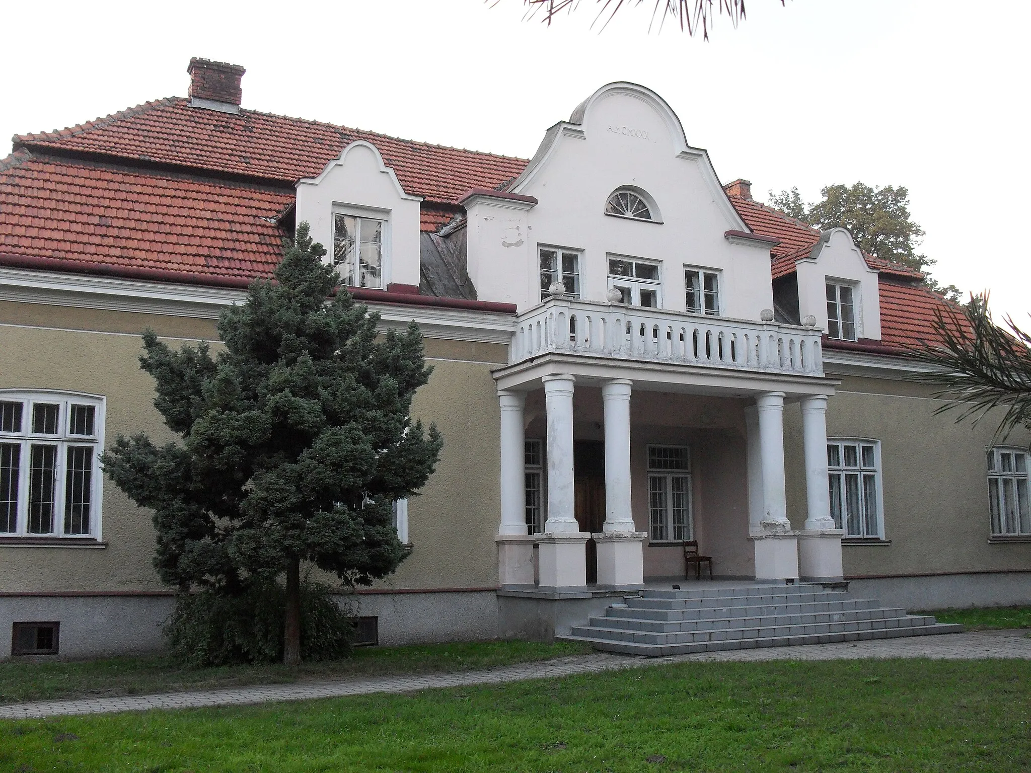 Photo showing: budynek plebanii, Radłów, ul. Biskupska 5, Radłów