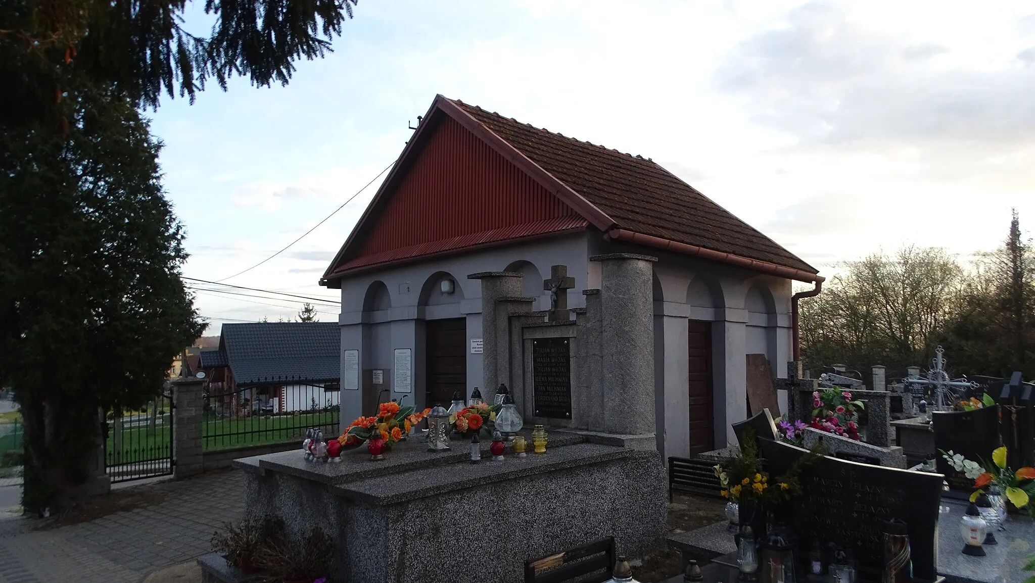 Photo showing: Rzezawa – Budynek gospodarczy na cmentarzu parafialnym starym