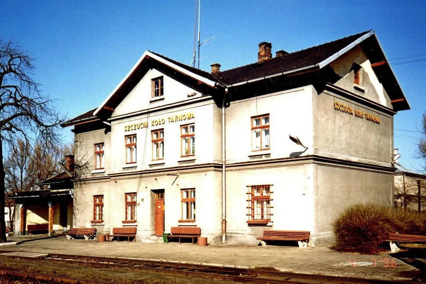Photo showing: Budynek dworcowy w Szczucinie koło Tarnowa. (Olympus mju-1)