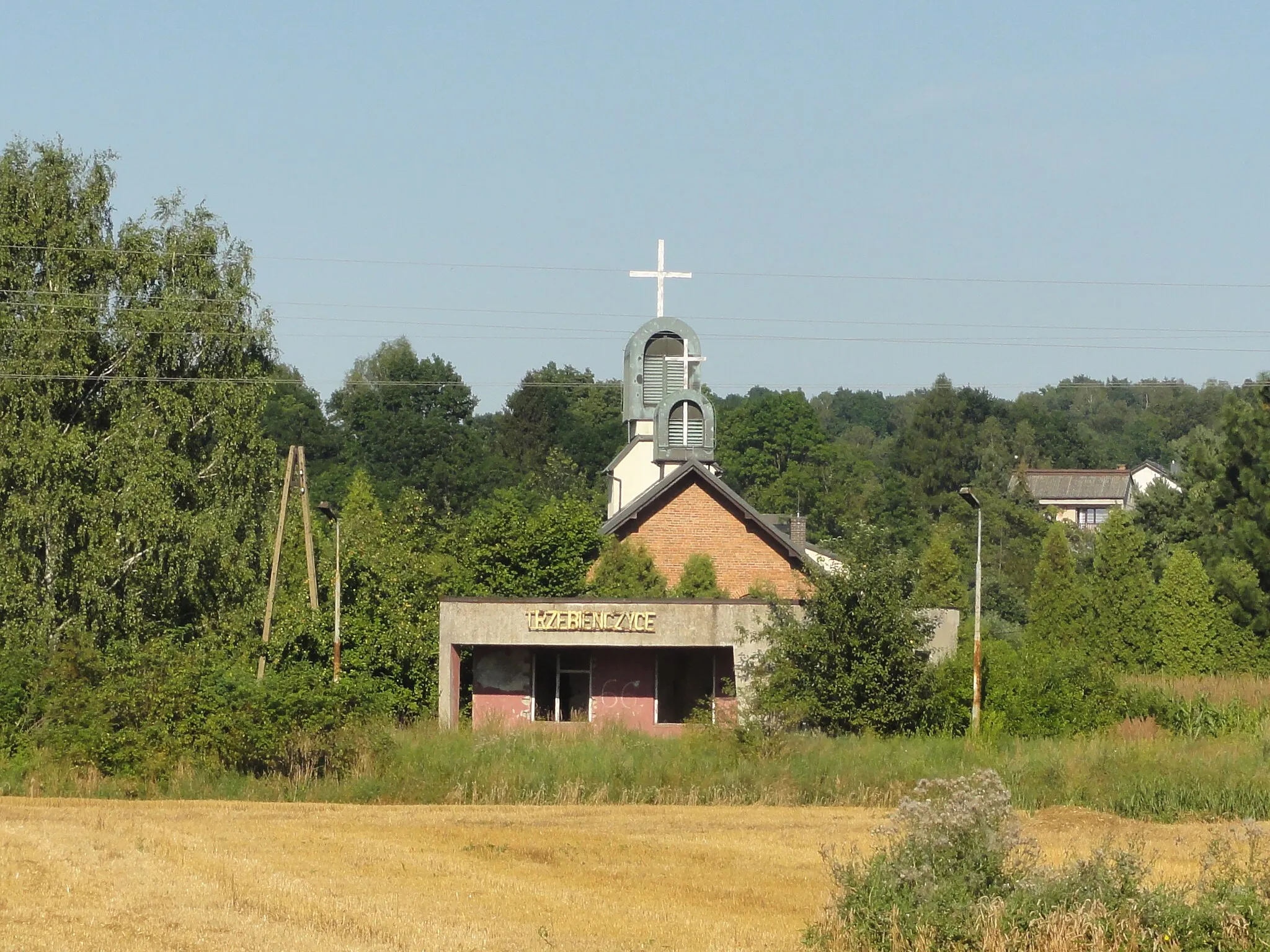 Photo showing: Trzebieńczyce former train station and church