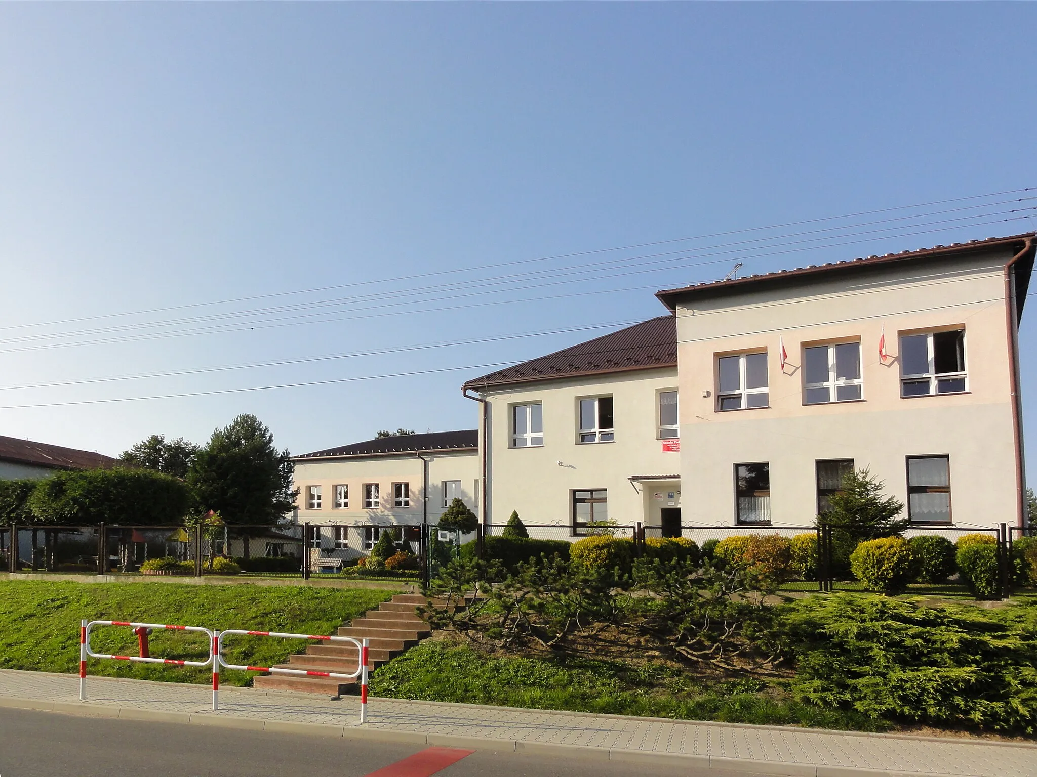 Photo showing: School in Wysoka