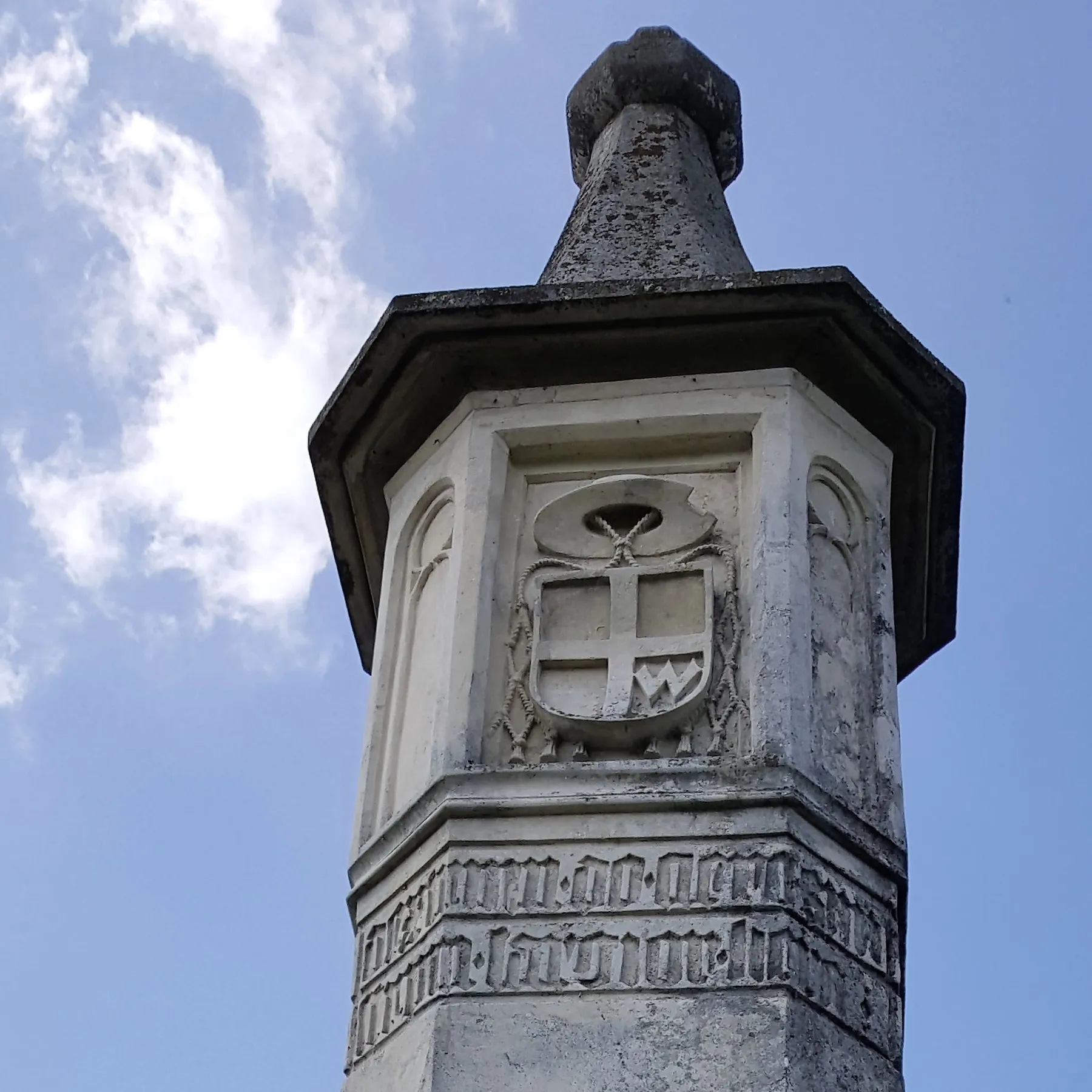 Photo showing: Słup graniczny w Biskupicach Radłowskich. Herb fundatora - Dębno.