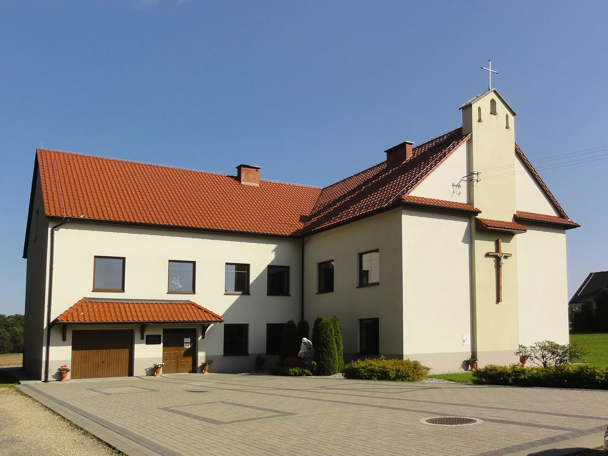 Photo showing: Church in Frydrychowice and a museum (on the left)