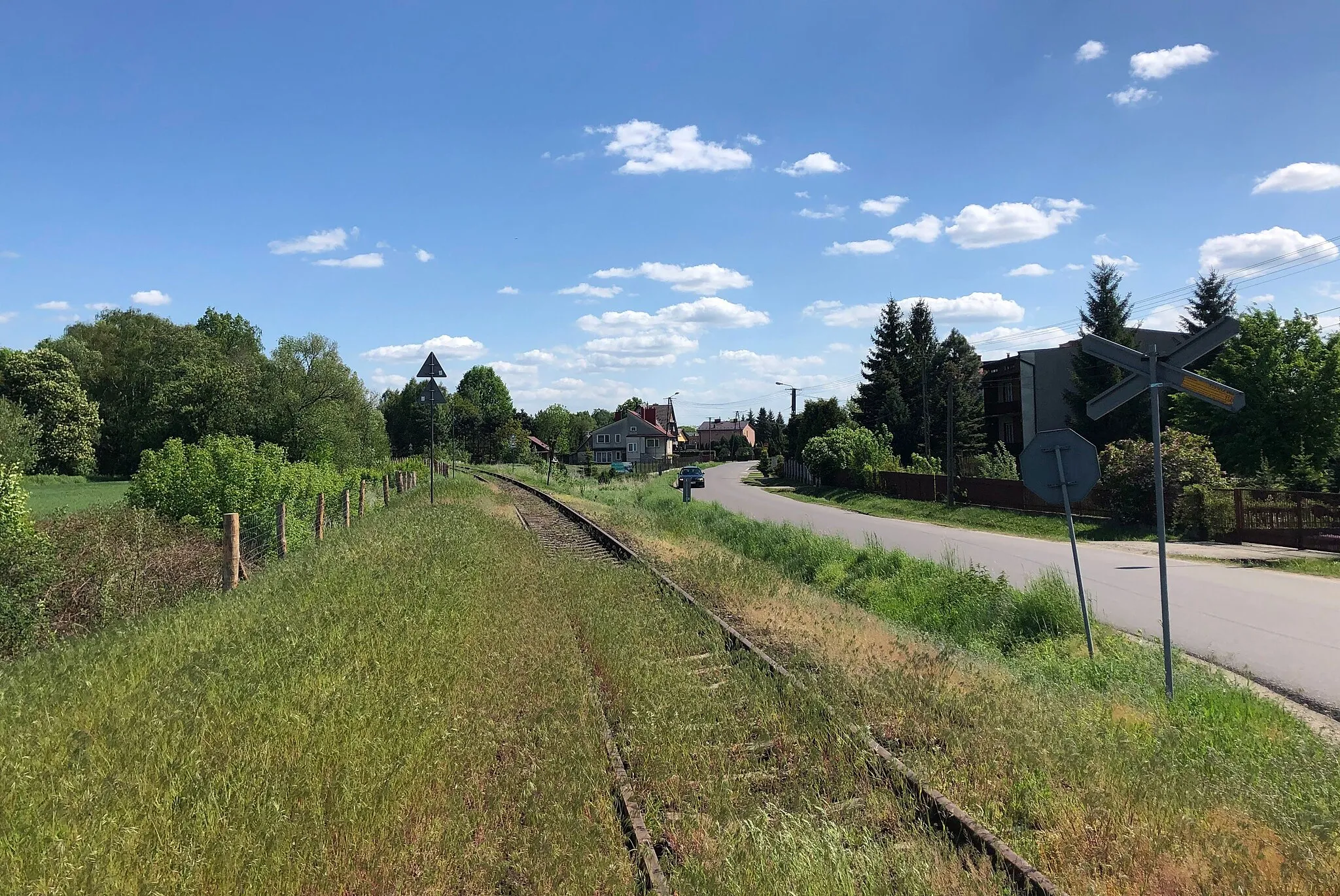 Photo showing: Widok na teren dawnego przystanku kolejowego w Łęgu Tarnowskim. Maj 2022.