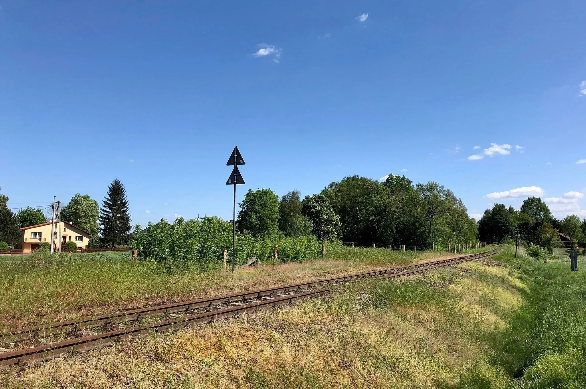 Photo showing: Widok na teren dawnego przystanku kolejowego w Łęgu Tarnowskim. Maj 2022.