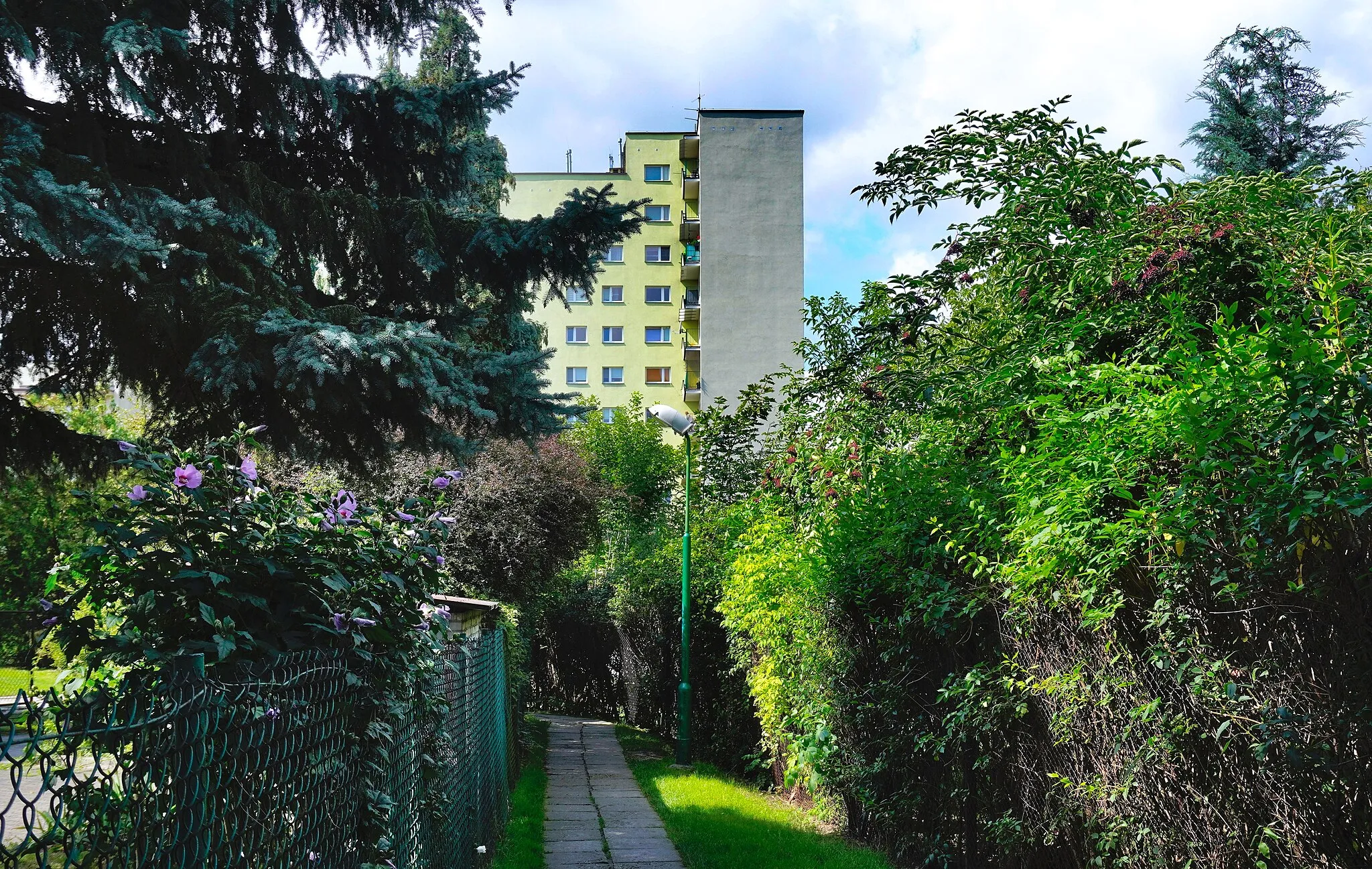 Photo showing: Blok przy ulicy Narciarskiej 2H w Czyżynach w Krakowie w Dzielnicy XIV Czyżyny. Widok od wschodu.